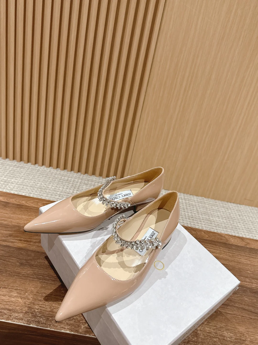 Туфли Jimmy Mary Jane в сочетании с розовым колье с одной лямкой, украшенным кристаллами.