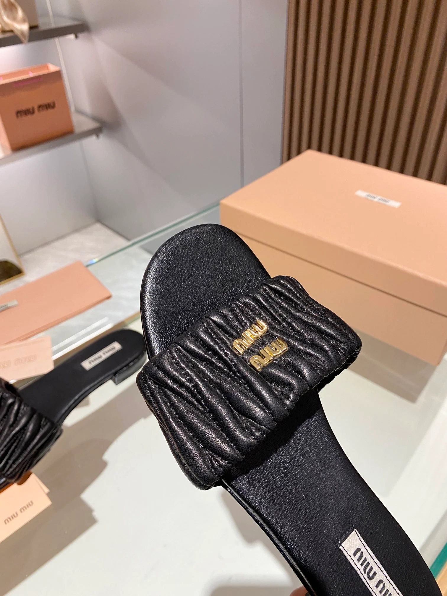 Новинка весны 2023 года от Miu Miu - плоские тапочки - черные