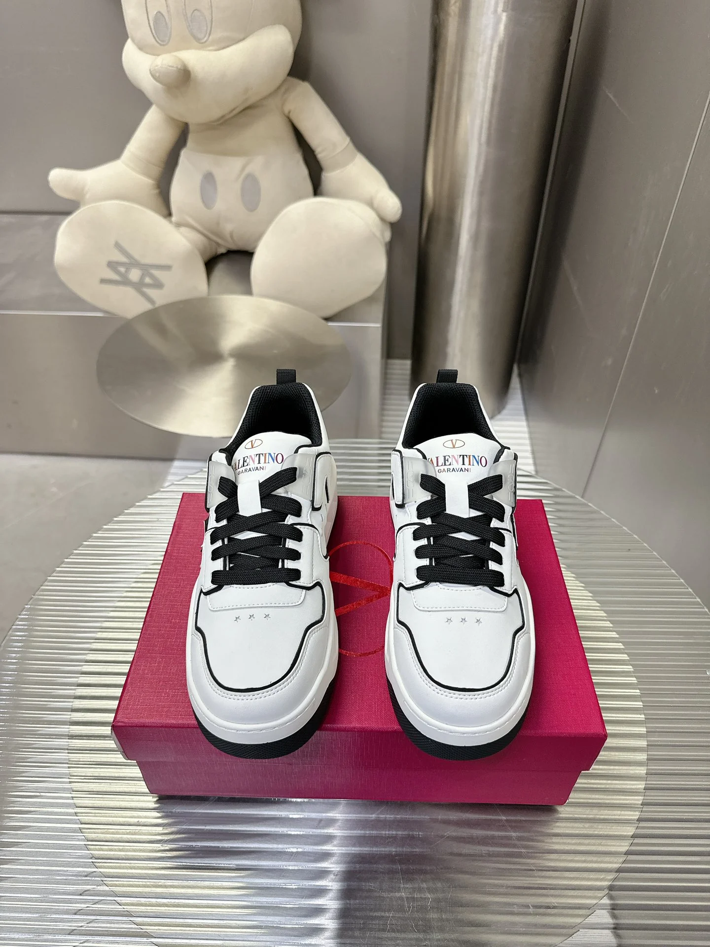 Низкие кроссовки Valentino 2024 — черные