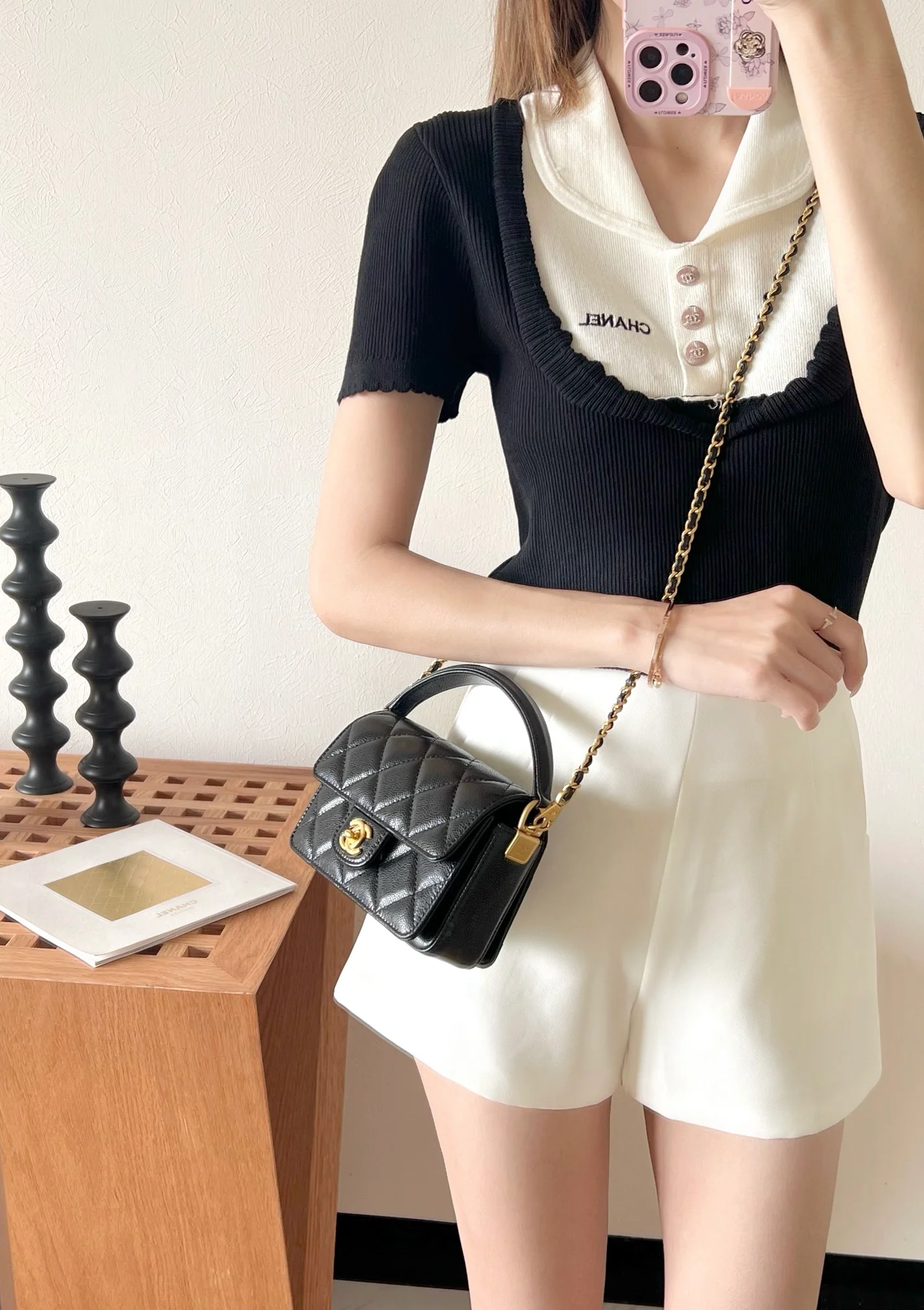 Мини-сумочка Chanel с клапаном и ручкой - черная