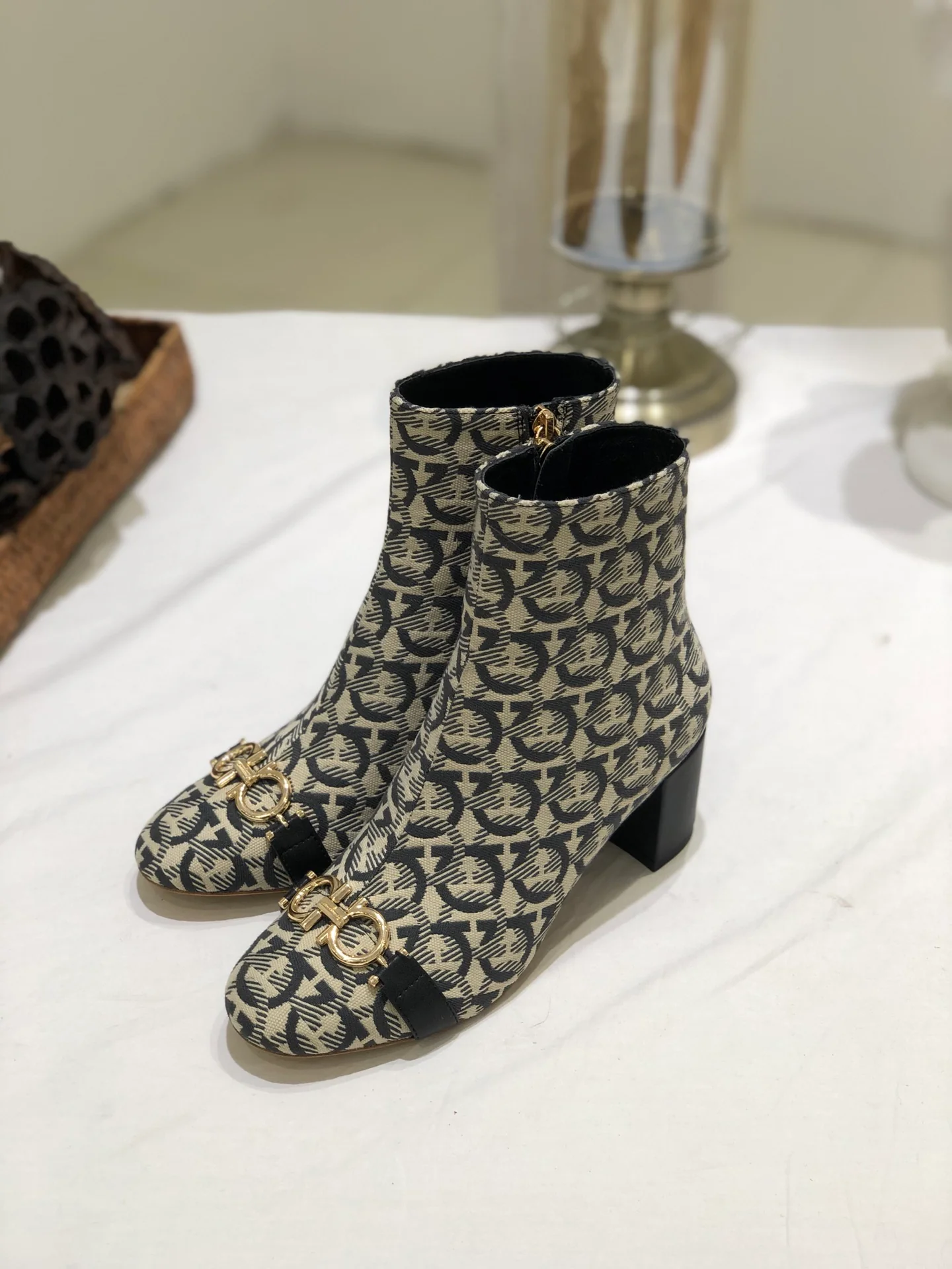 Туфли Salvatore Ferragamo - пряжка в виде подковы - ботильоны на массивном каблуке