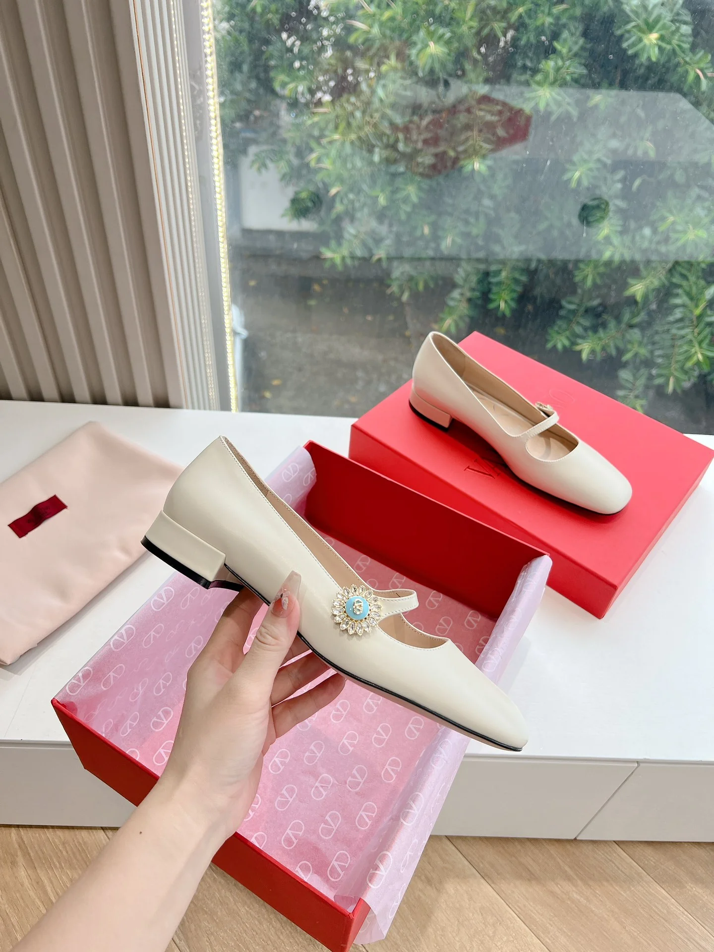 Туфли на низком каблуке с закругленным носком Valentino 2024 — белые.