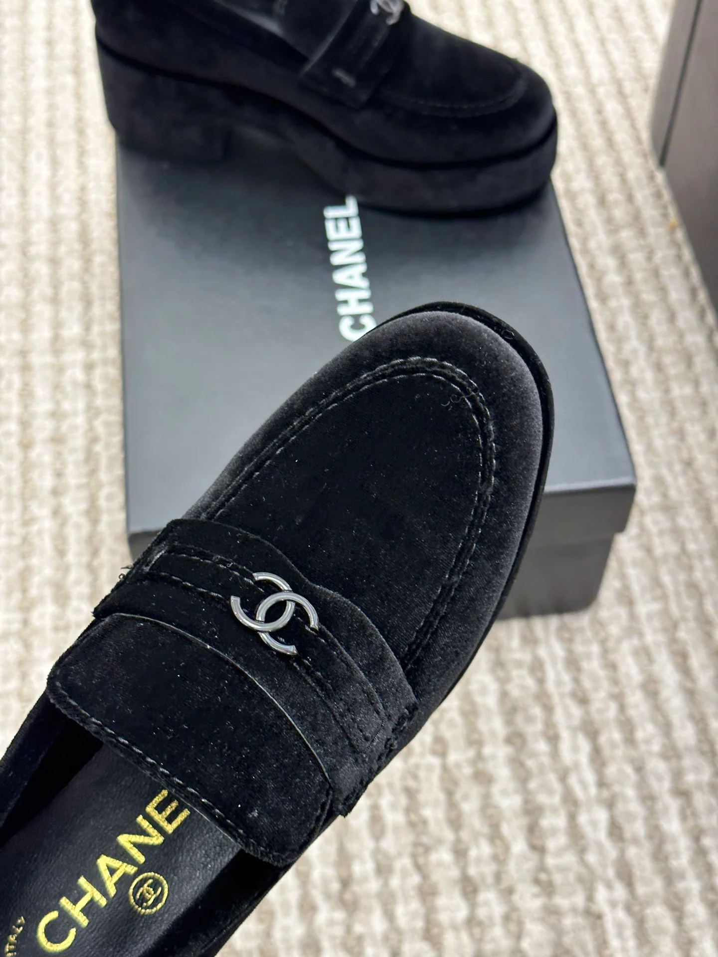 Новинка сезона осень/зима 2022 от Chanel - Лоферы на платформе - Флисовые.