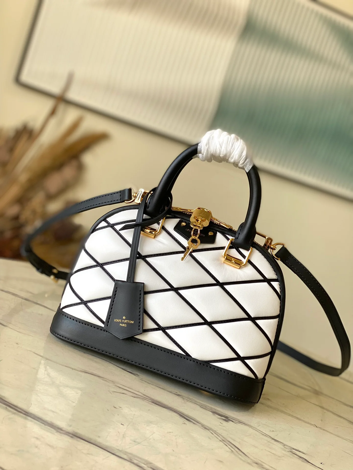 m23666-LV-nicolas-ghesquiere-shell bag-white