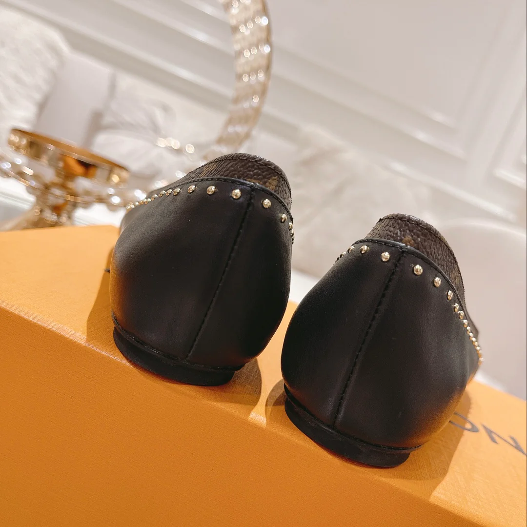 LV - Новинка сезона осень/зима 2022 - Туфли с плоским носком и острым носком