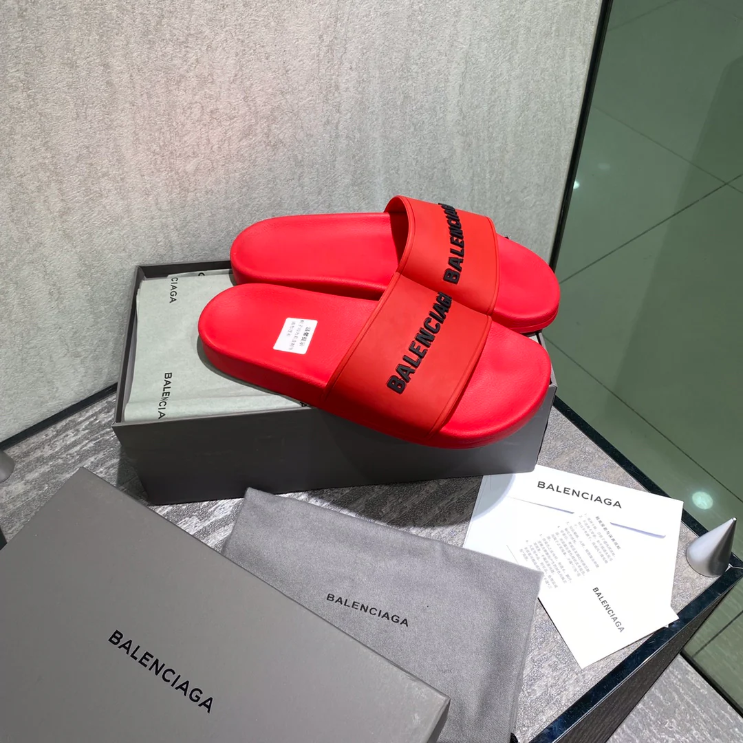 Balenciaga - Красные и черные тапочки