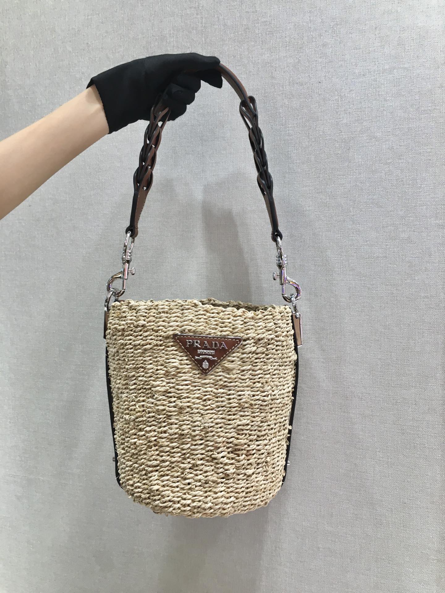 Prada - Сумка-ведро ручной работы из бамбука