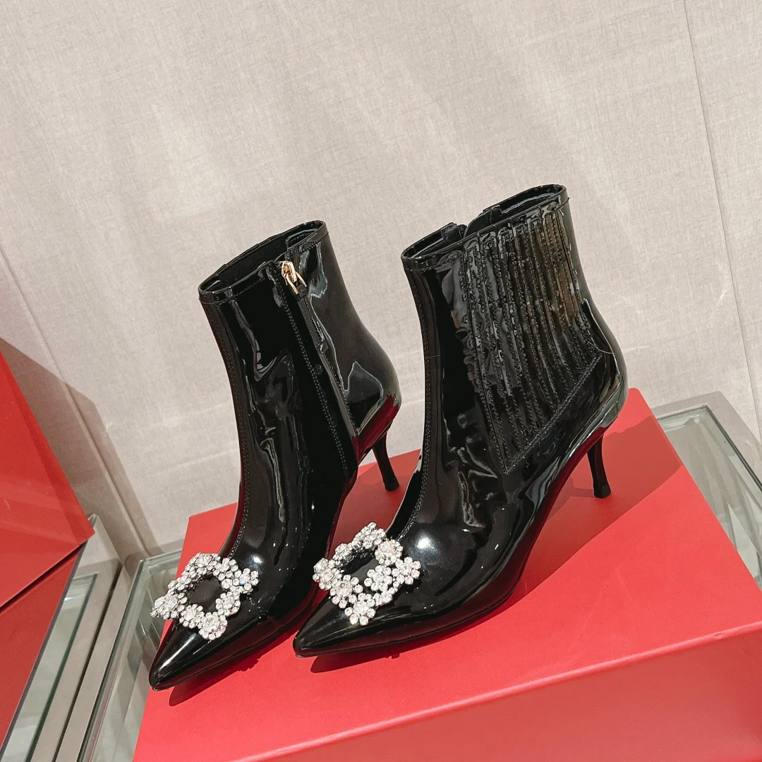 Ботильоны RV Shoes с острым носком, украшенные стразами.