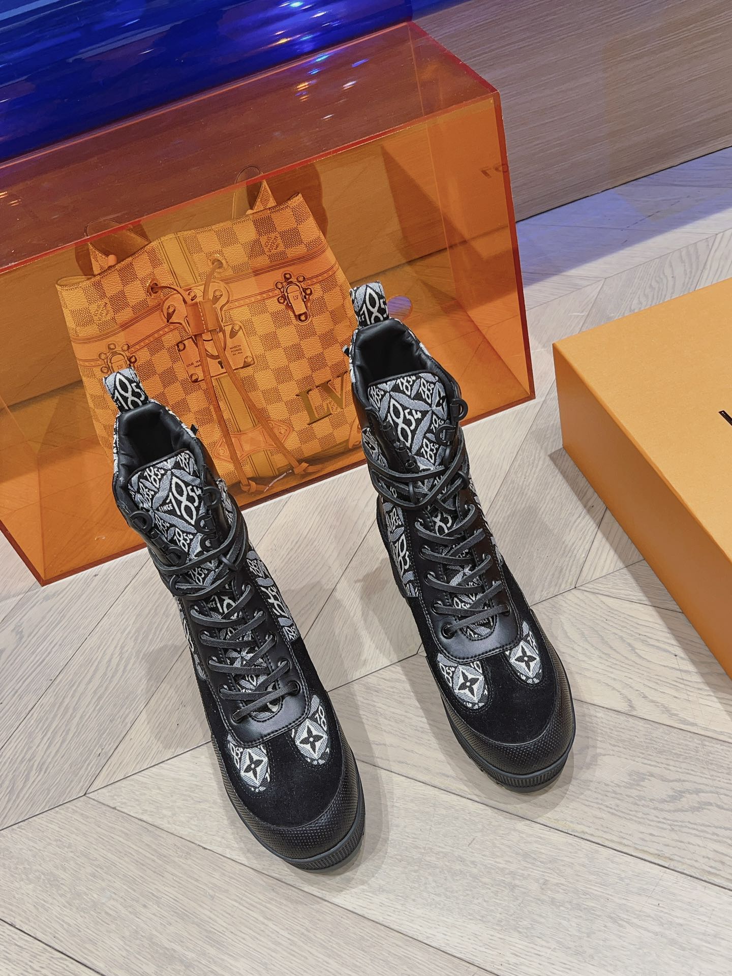 Новинка осенне-зимней коллекции LV 2023 — Ботинки Мартин на высоком каблуке — Черная серия — Модель 1