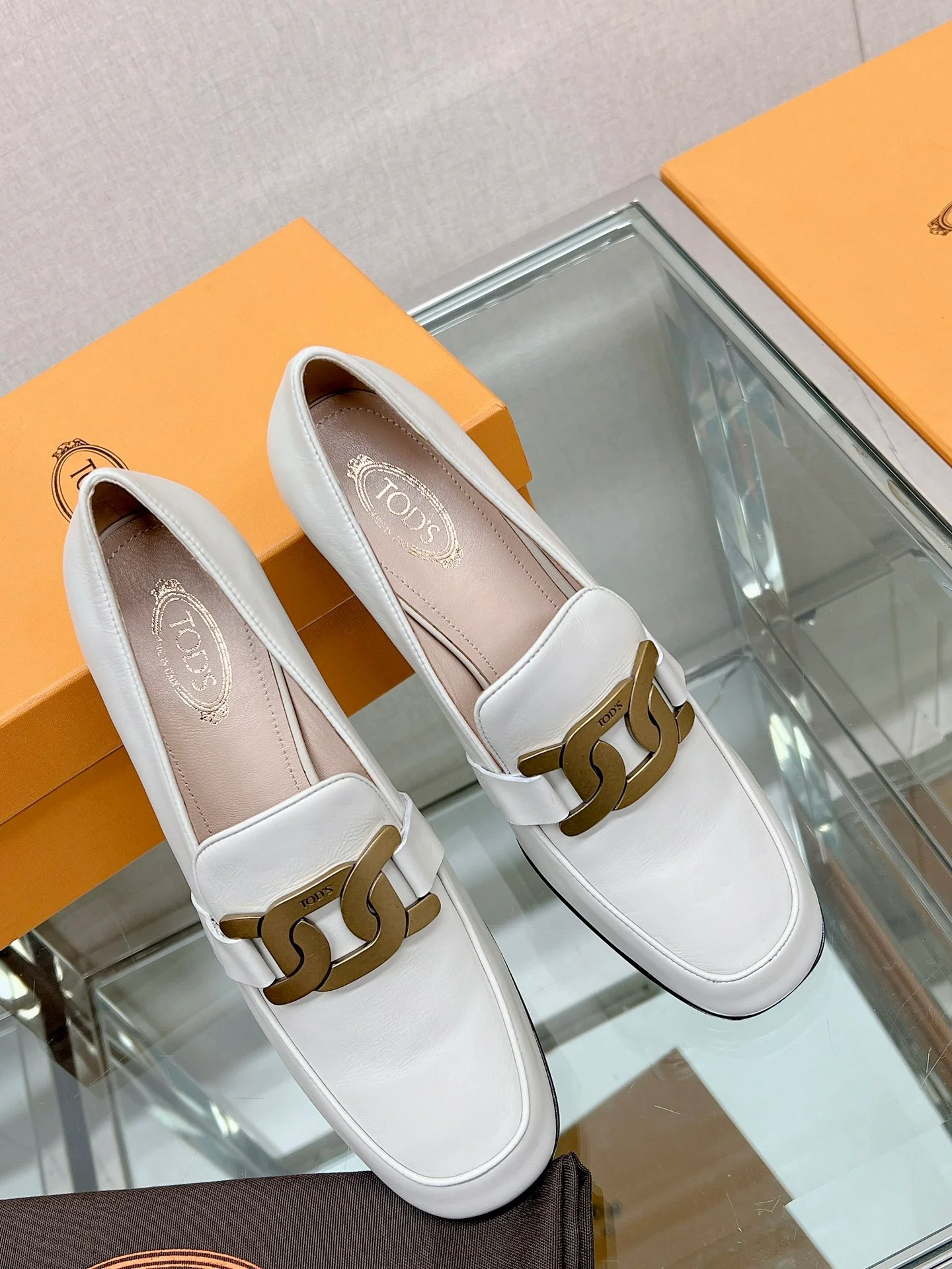 Весенняя коллекция Tods 2023 - Туфли на низком каблуке - Белые