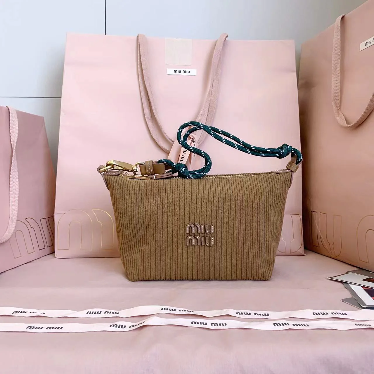 Сумка-ланч Miu Miu 5ne84 из замши, цвет хаки.