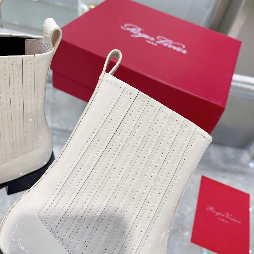 Лакированные ботинки челси с металлическими пряжками — белые.