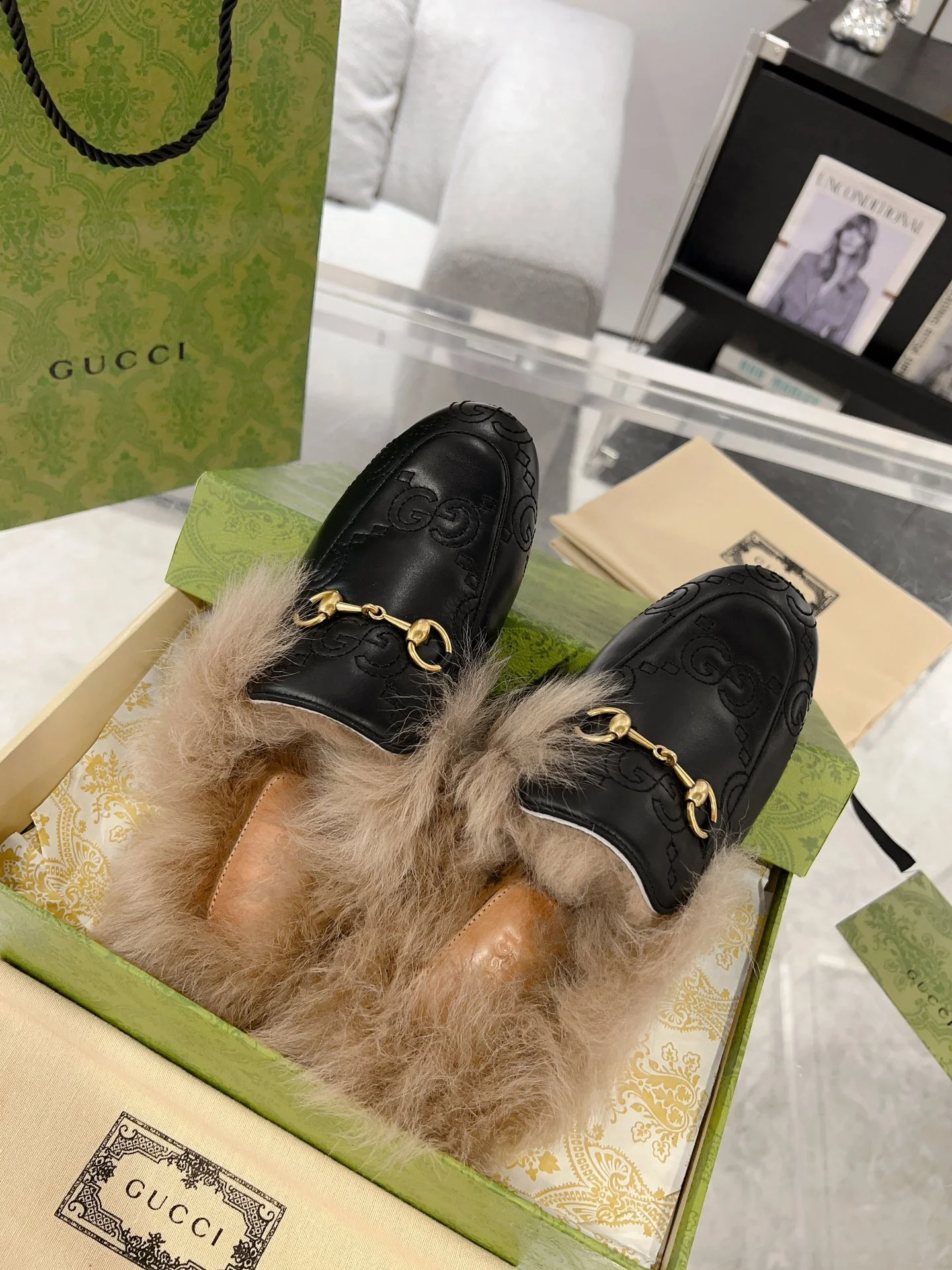 Новинка сезона осень/зима 2023 от Gucci - Тусканская шерсть - Закрытые тапочки - Рельефный черный цвет