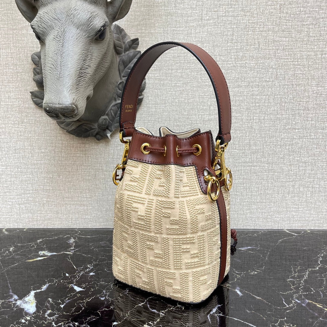 Мини-сумка-ведро Fendi Mon Tresor абрикосового цвета из плетеного материала
