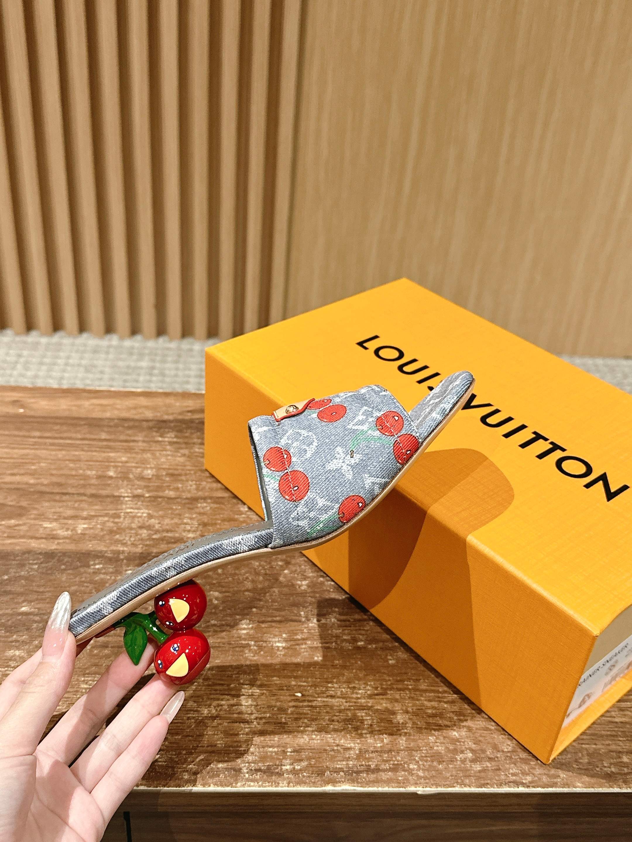 LV - Коллекция Такаши Мураками в стиле ретро - Сандалии на низком каблуке - Серые