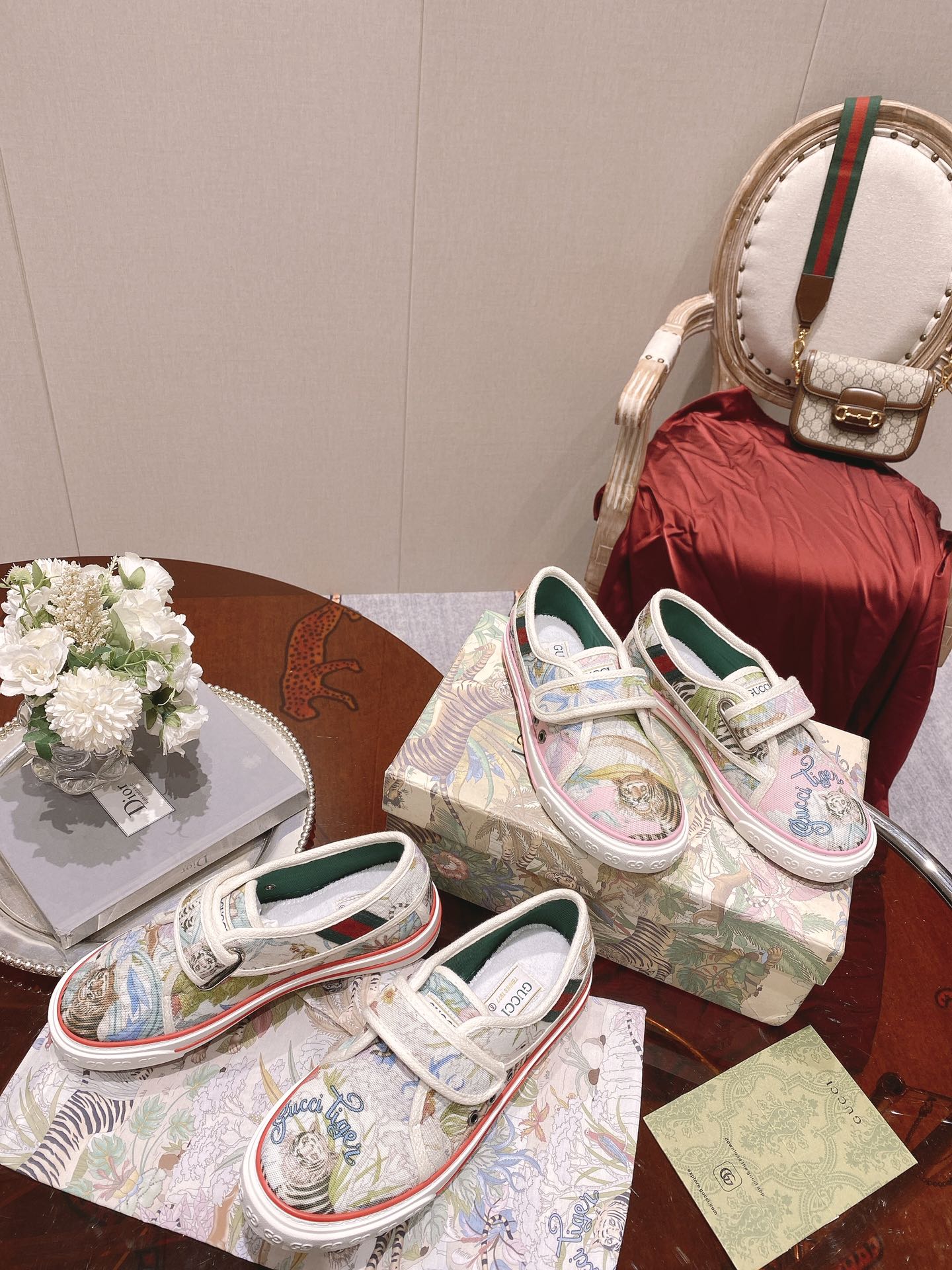 Классические лоферы Gucci 1977 - парусиновые туфли - на липучках с тигровым рисунком