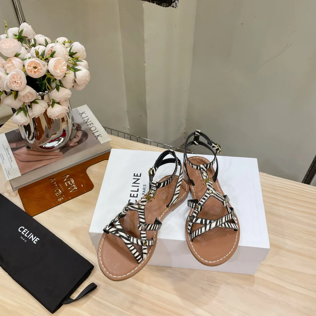 Новинка сезона весна/лето 2023 от Celine - римские сандалии с ремешками