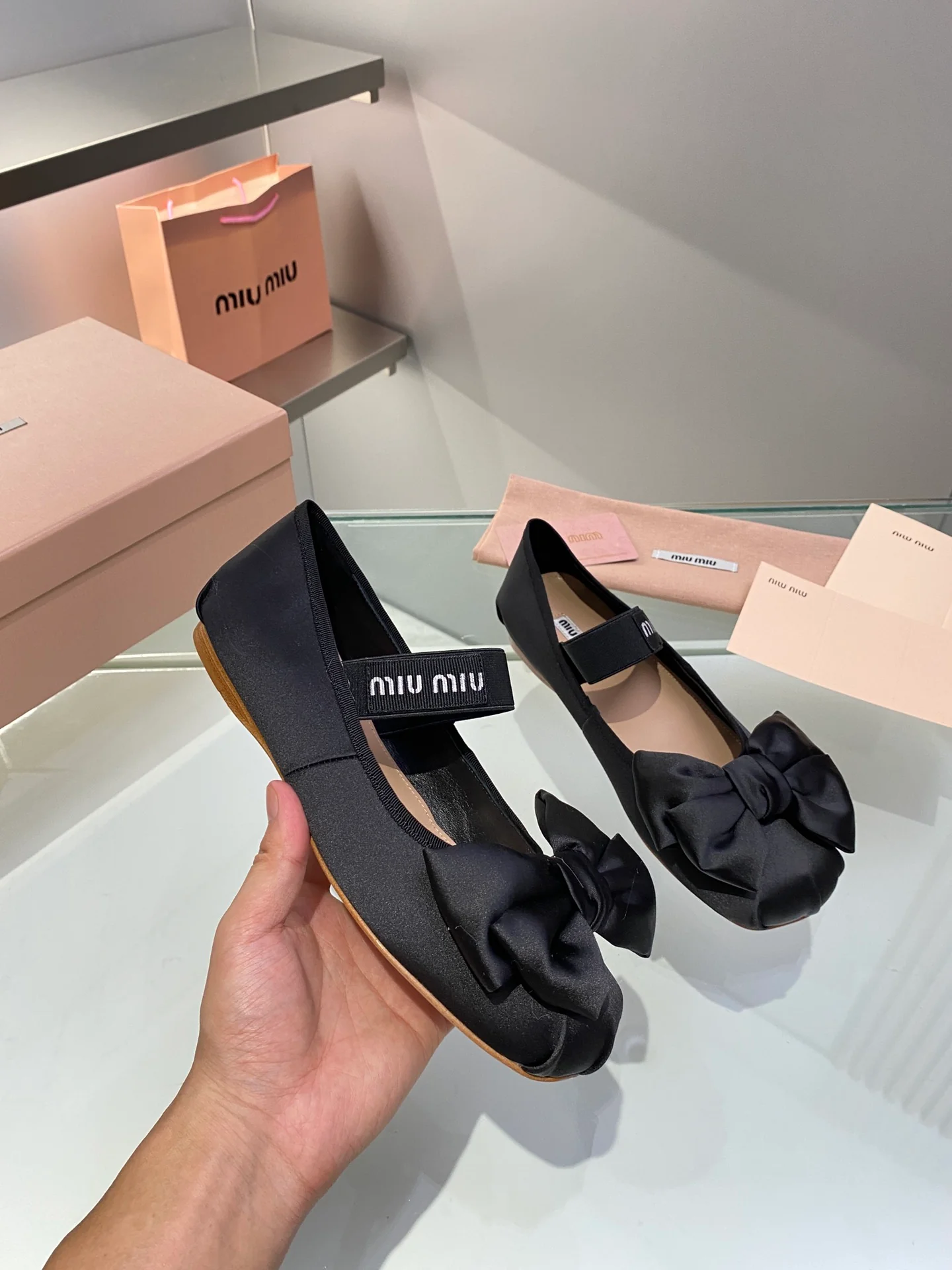 Новинка весны 2022 года от Miu Miu - Балетки с бантом - Черные