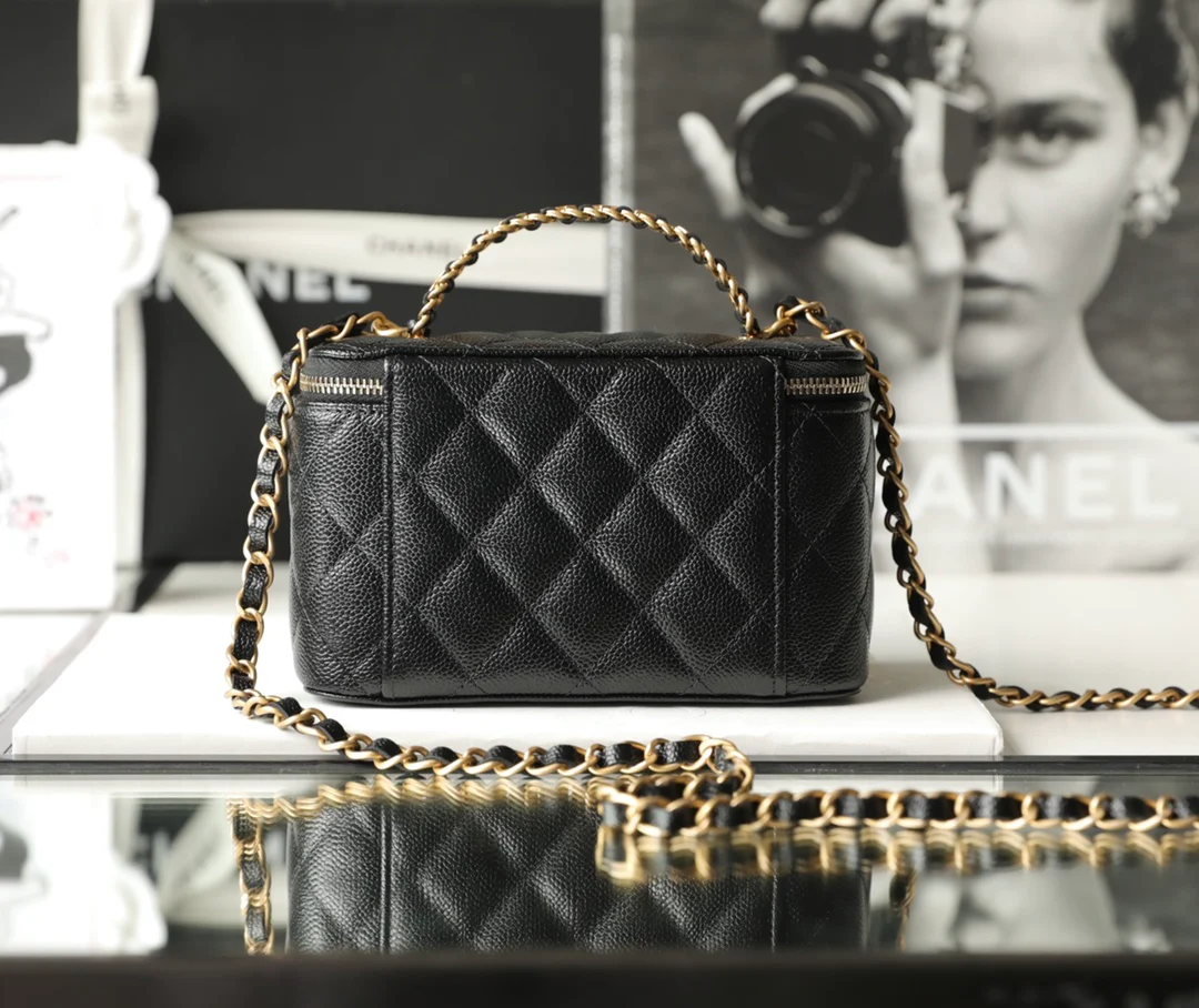 Браслет Chanel из весенне-летней коллекции - с буквой - квадратная форма - черный