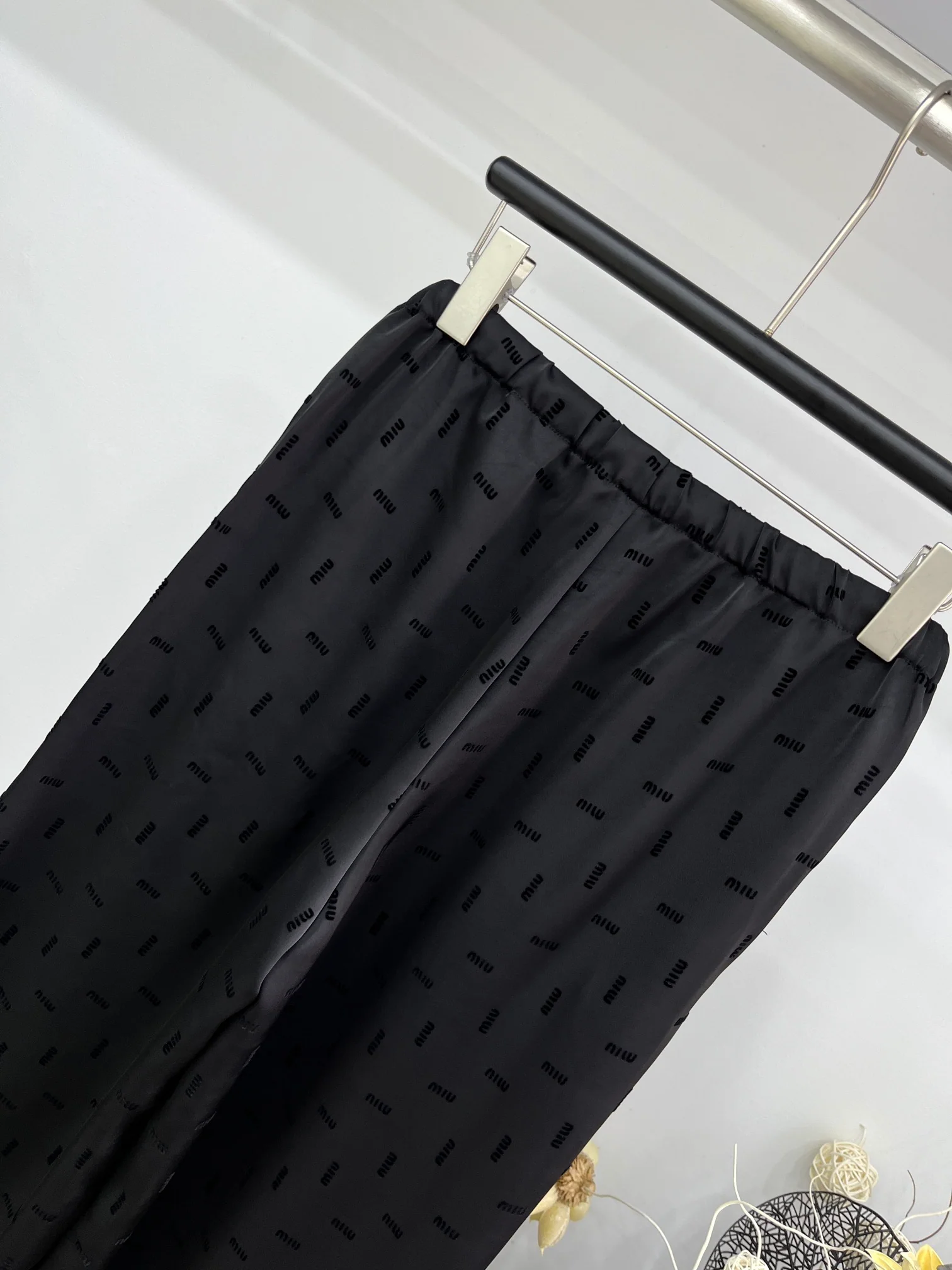 Miu Miu-2404 - Широкие повседневные брюки с завязками и надписью Miu Miu-2404