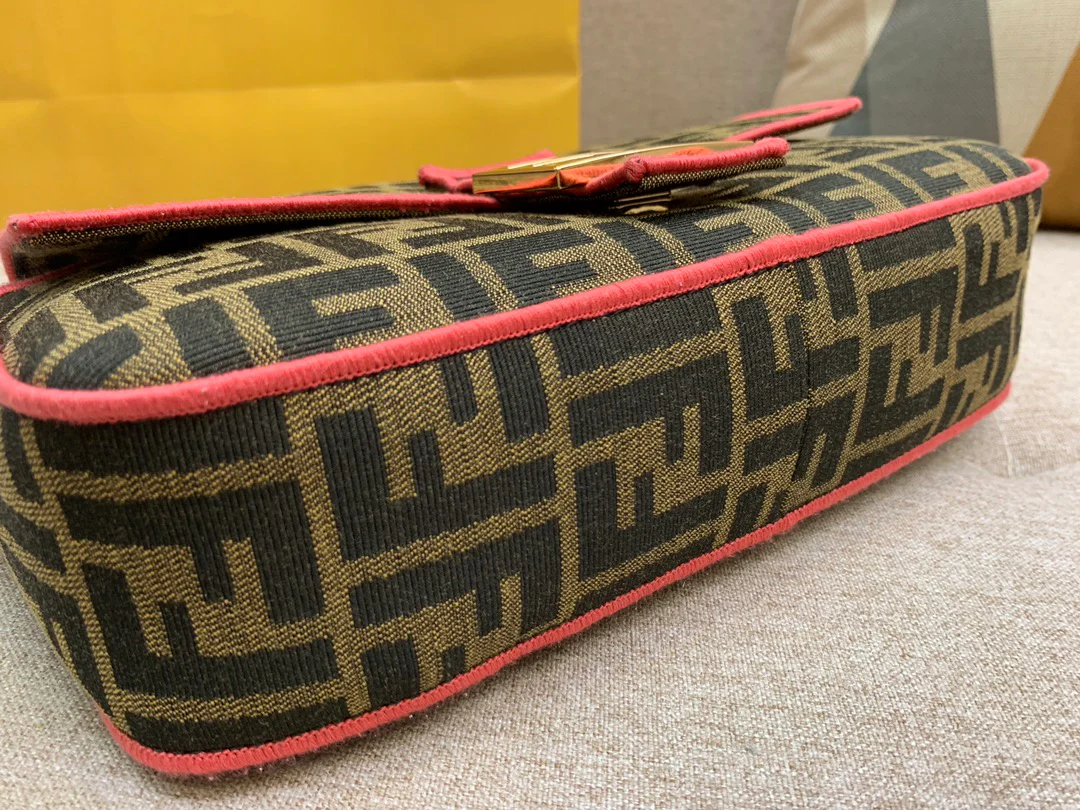 Сумка-багет Fendi Baguette средней длины с монограммой.