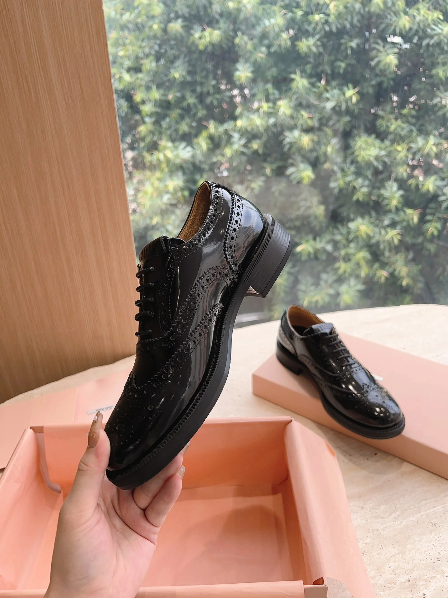 Новинка Miu Miu 2023 года - Лоферы на шнуровке в британском стиле - Черные