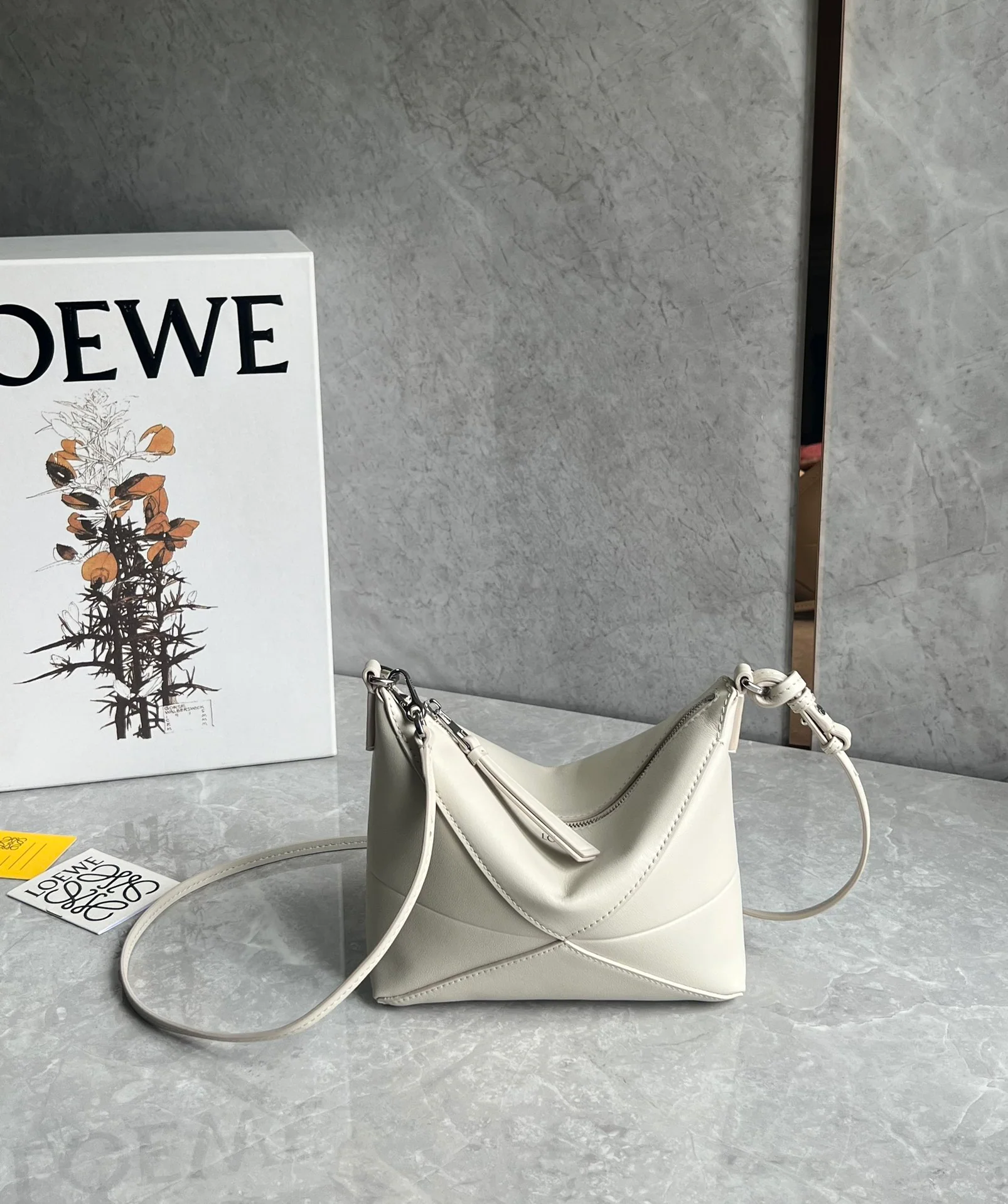 Сумка для маджонга Loewe Puzzle Fold Pouch – цвет слоновой кости.
