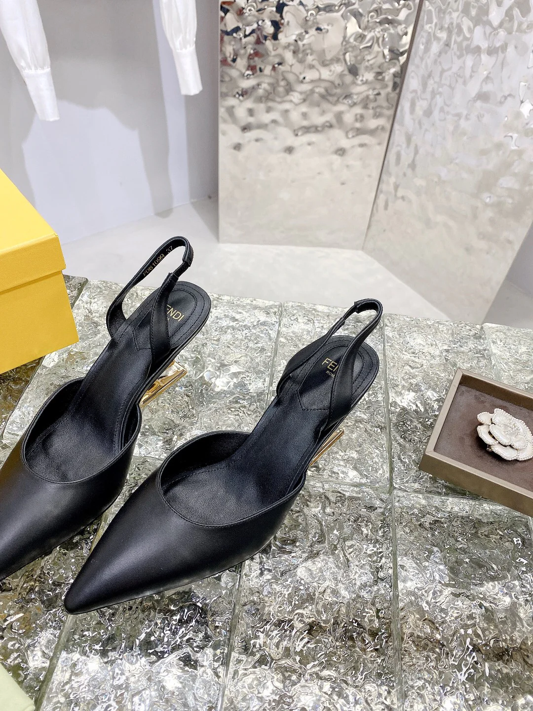 Новинка лета 2022 от Fendi - Туфли на F-образном 3D-каблуке - 1