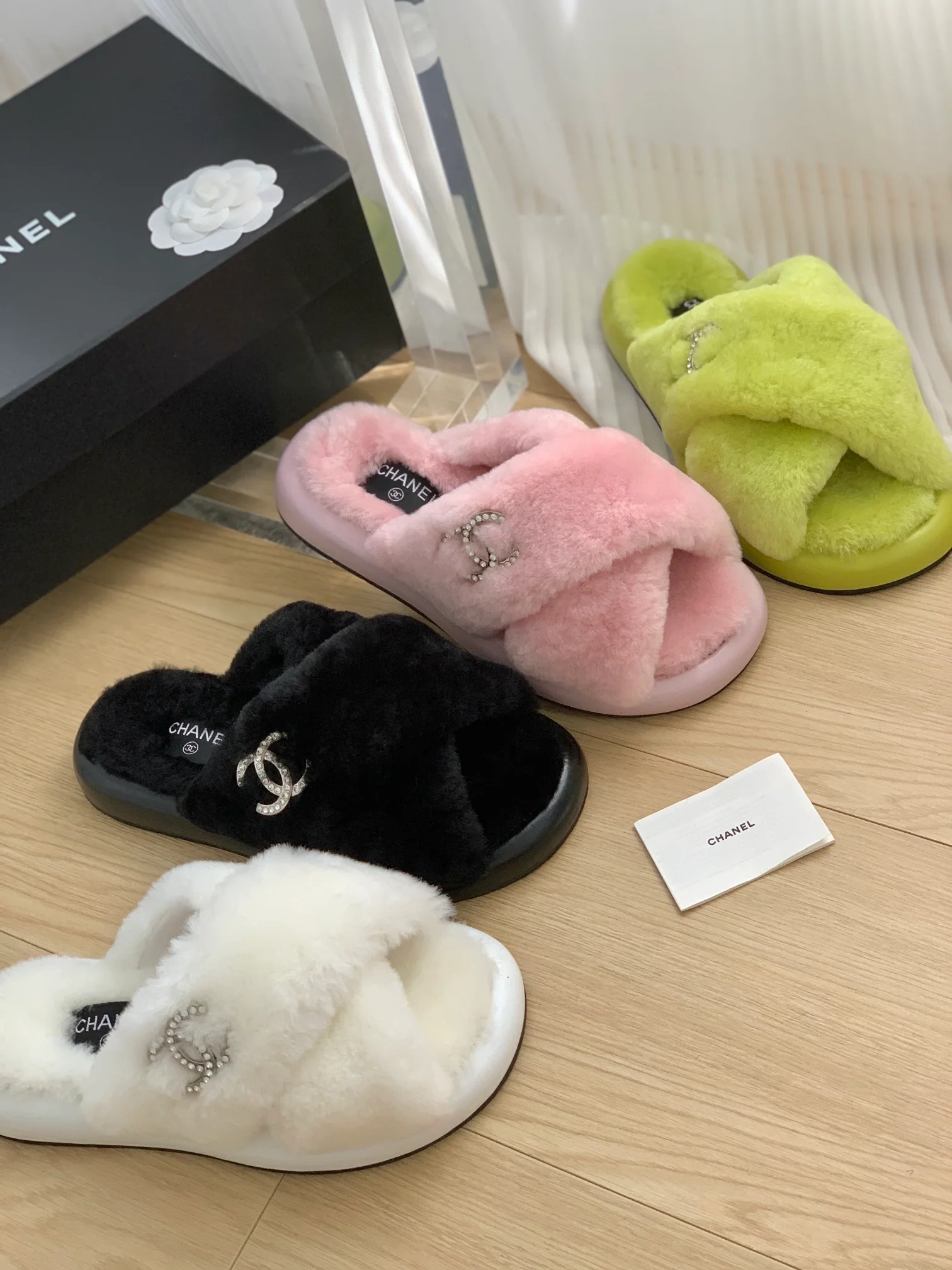 Новинка сезона осень/зима 2023 от Chanel - Классические меховые тапочки с двойной буквой С - Черные