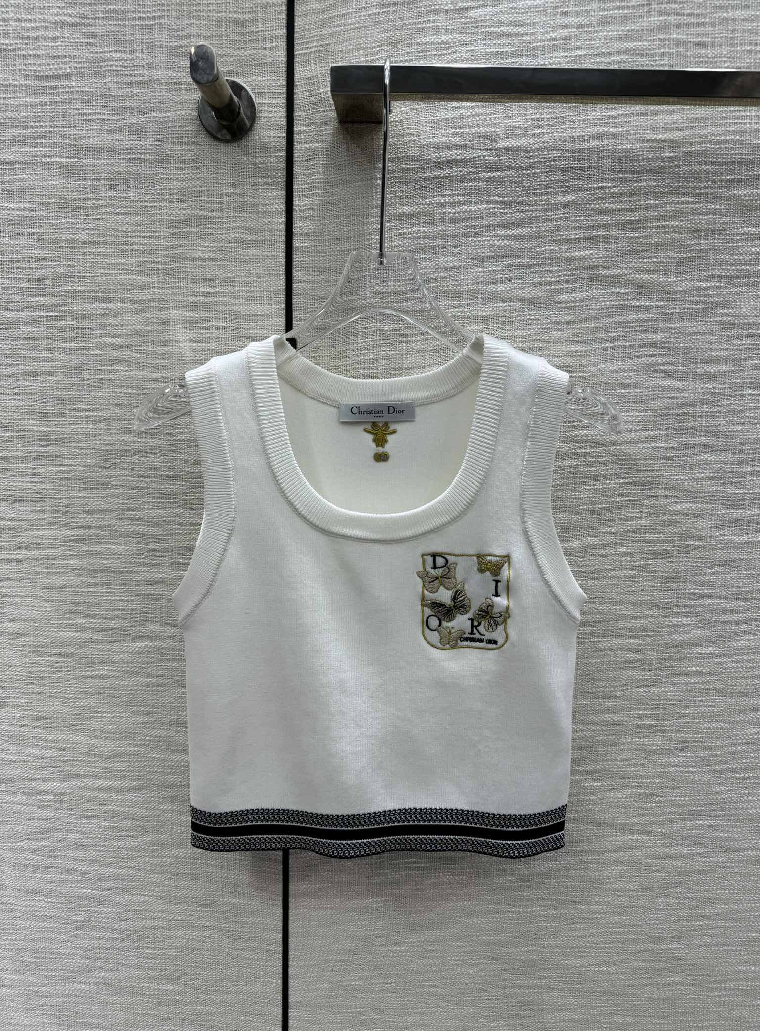 Вязаный жилет Dior 2403 с вышитой бабочкой и круглым вырезом - белый