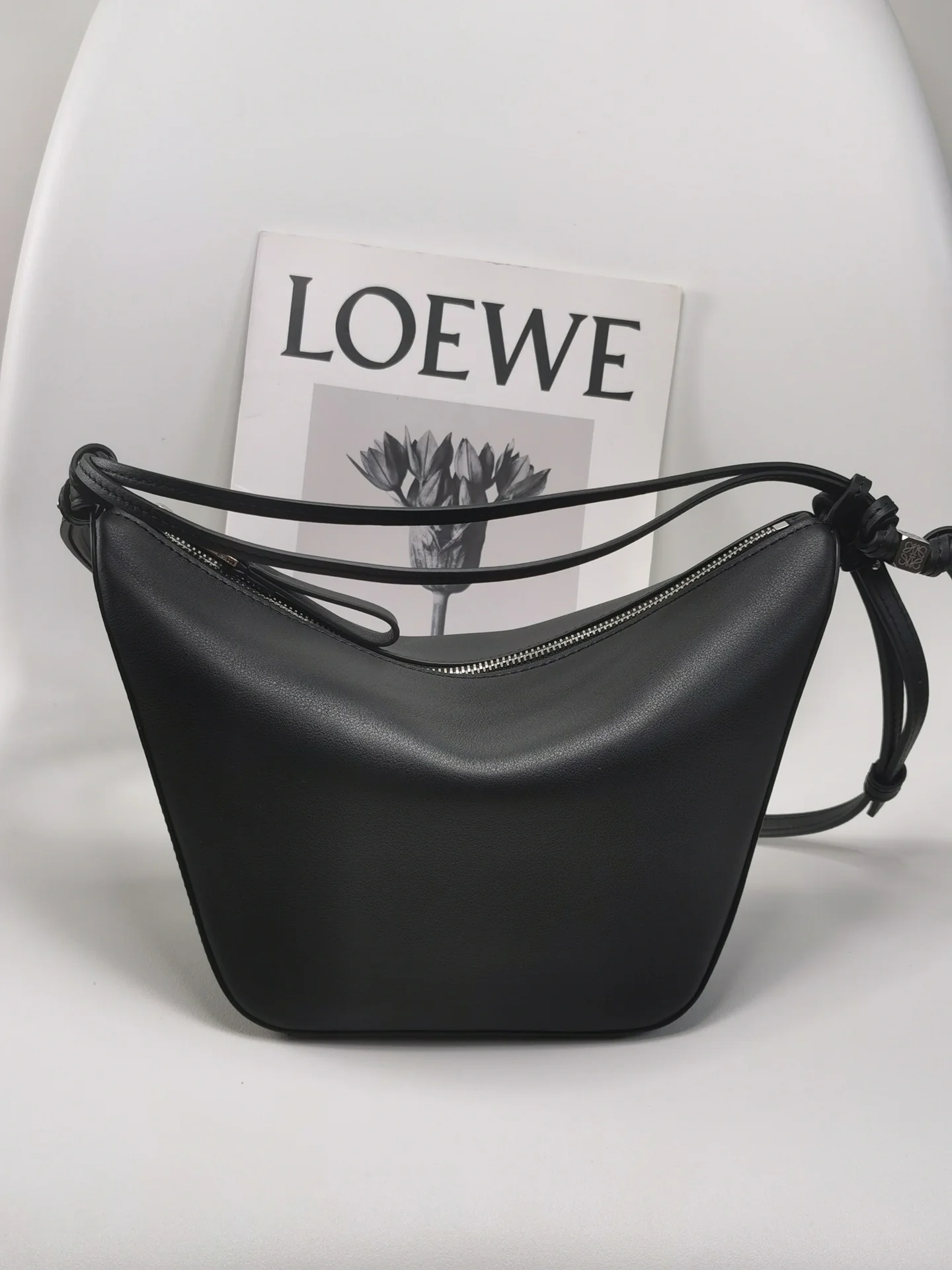 Сумка-хобо Loewe Hammock — классический черный