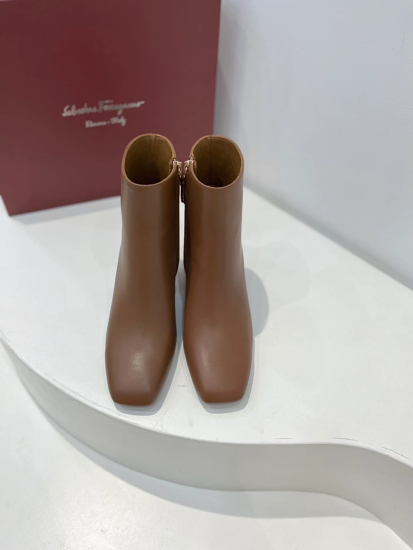 Новинка сезона осень/зима 2022 от Salvatore Ferragamo: ботильоны на высоком каблуке с плоским носком и боковой молнией.