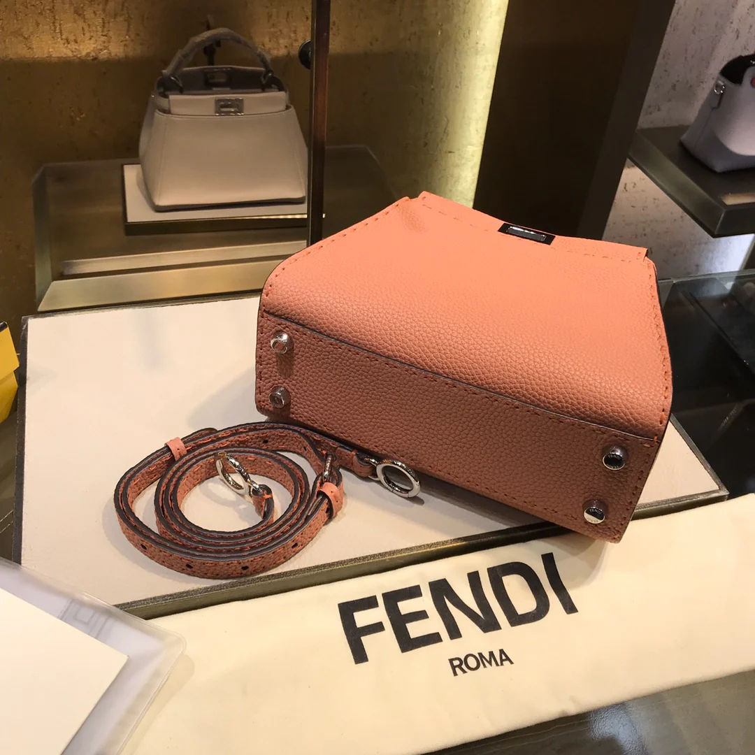 Розовая мини-сумка Fendi Peekaboo Selleria