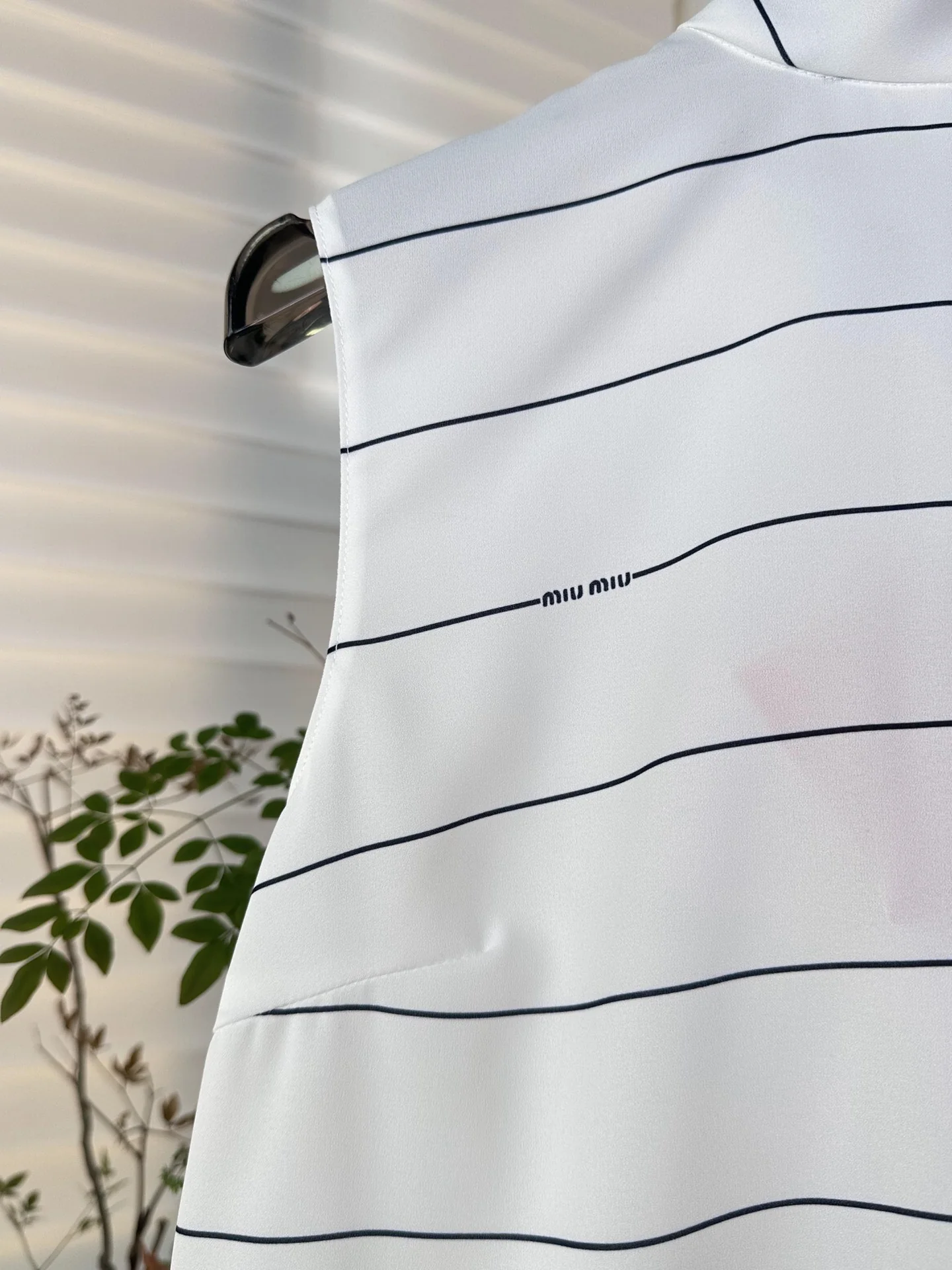 Miu Miu - 2404 - Комплект из полосатого струящегося жилета с бантом и полосатой плиссированной юбки - Белый