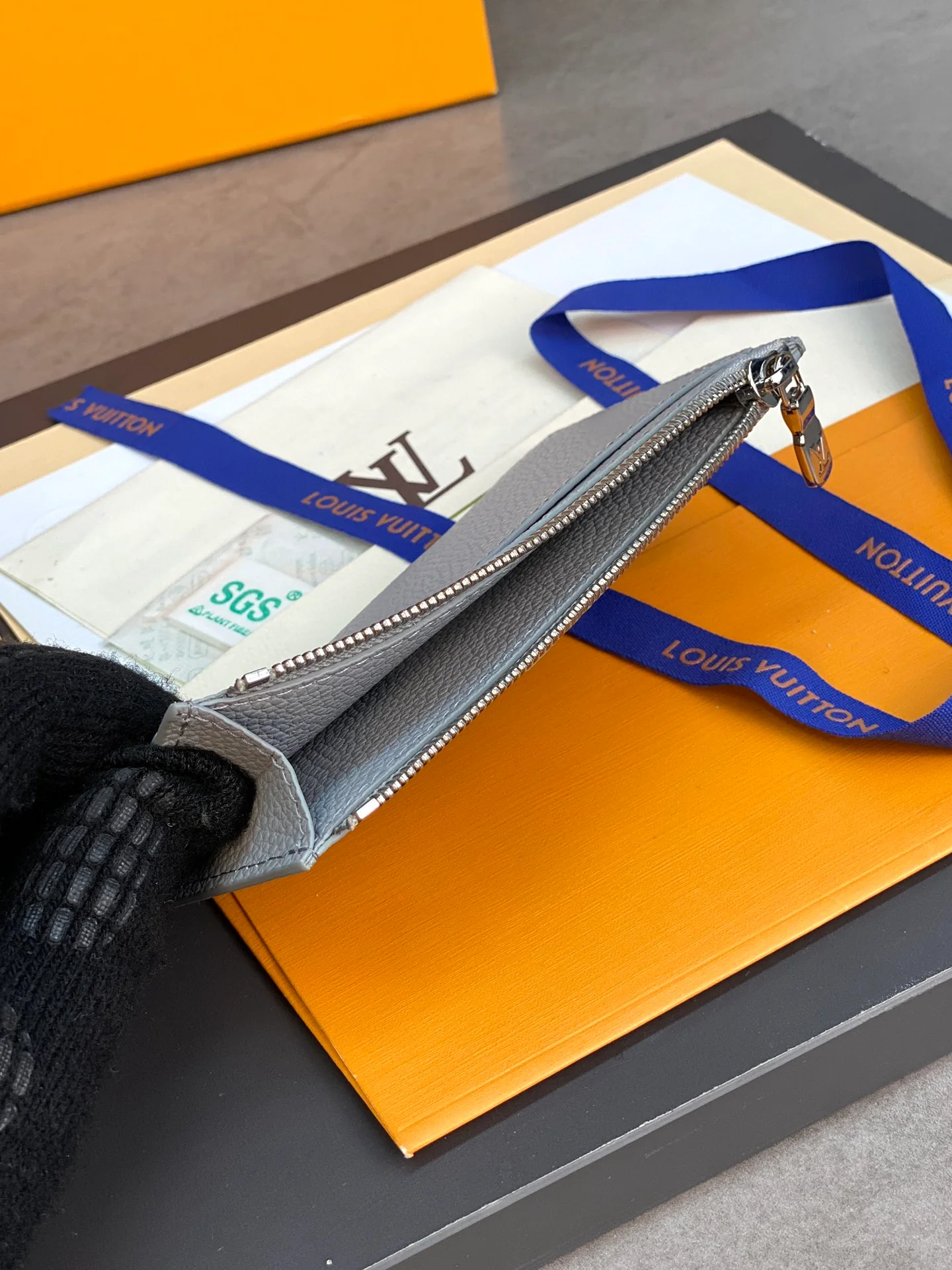 LV-m82068-держатель для монет и карт-серый