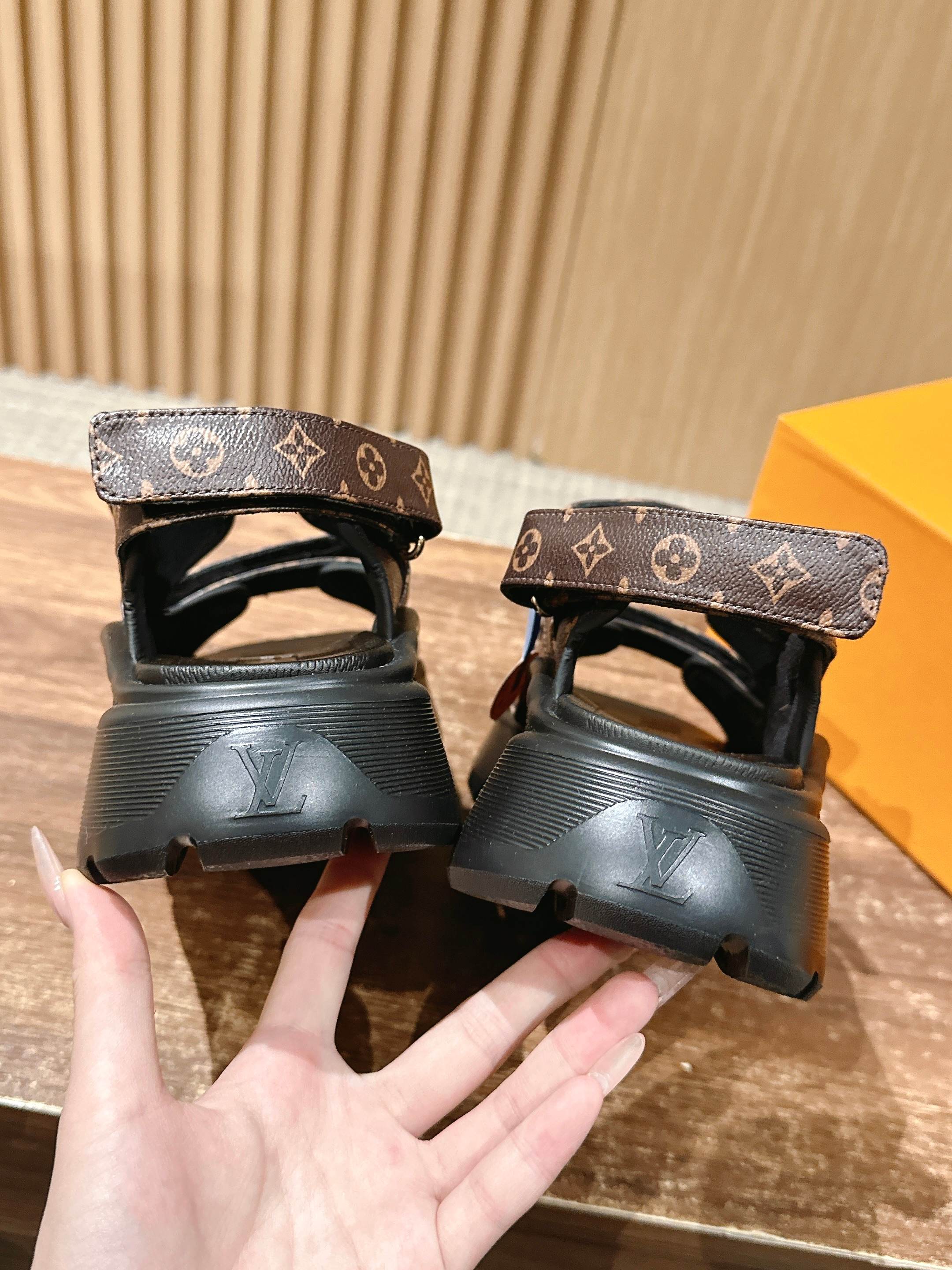 Новая коллекция LV ?Ранняя весна 2025? — замшевые сандалии из кожи с монограммой.
