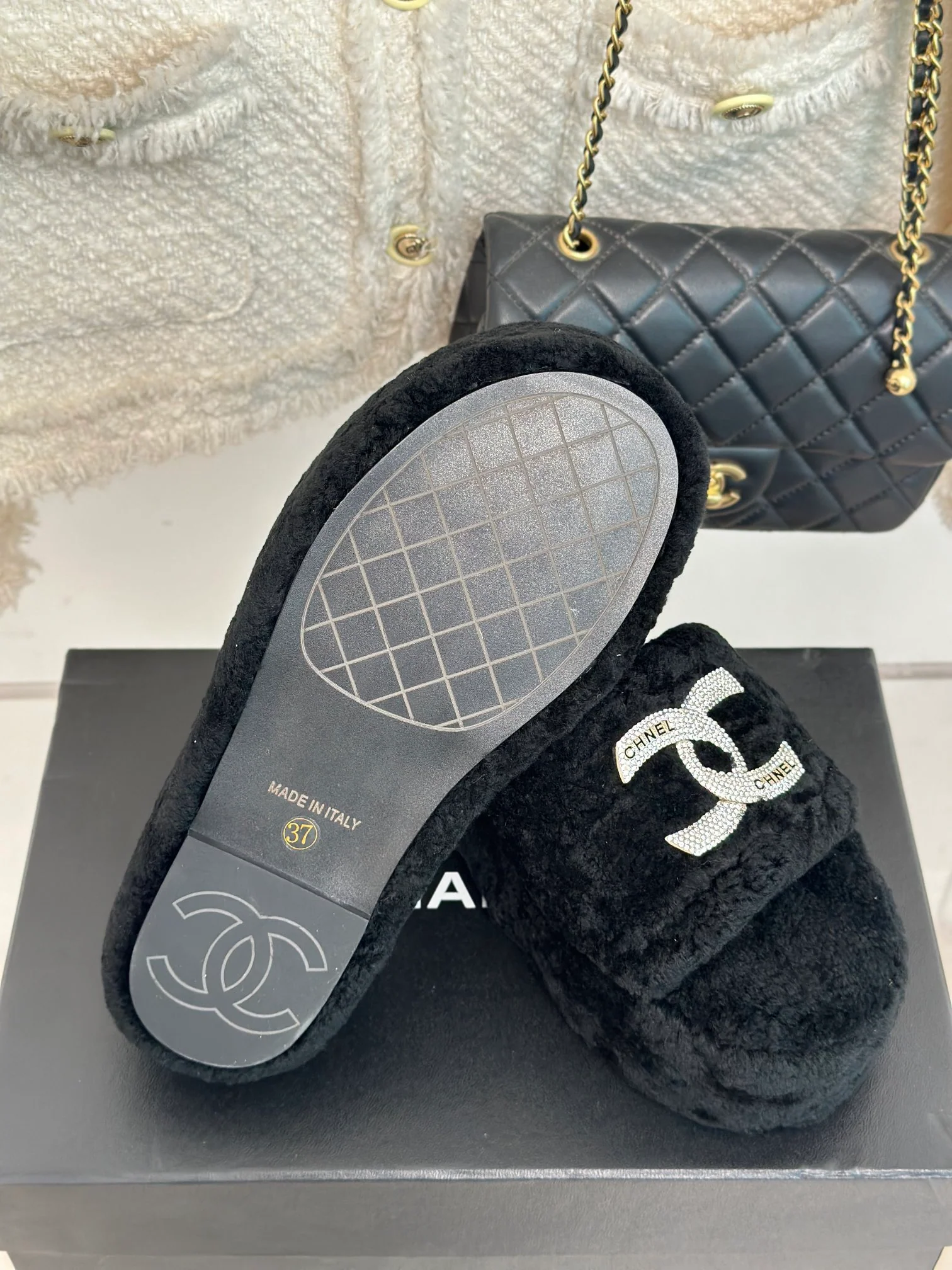 Классические всесезонные домашние тапочки Chanel Double C с меховой подкладкой и открытой пяткой - черные.