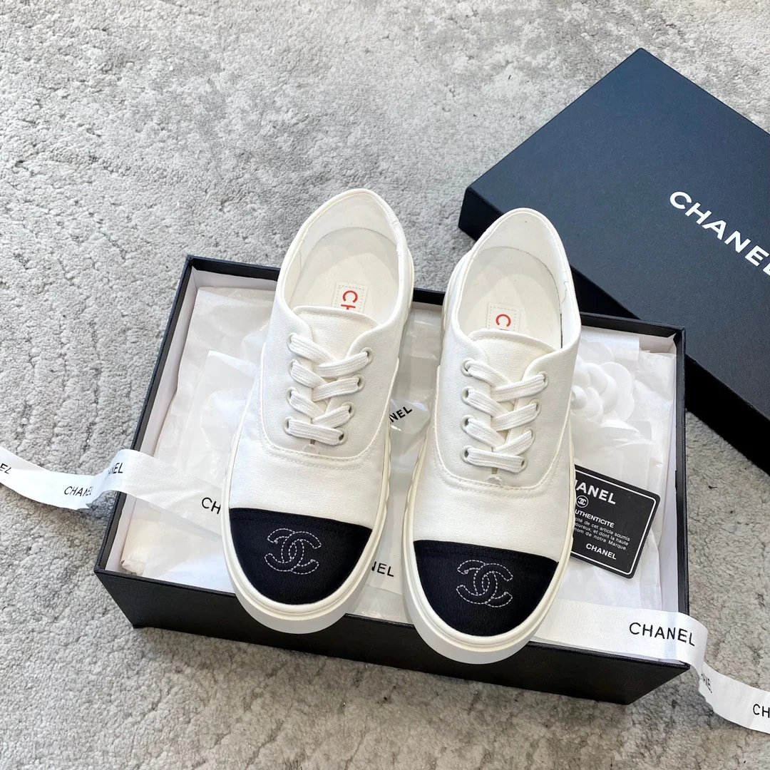 Новинка сезона весна/лето 2023 от Chanel - Колледжские парусиновые туфли - Белые - 1