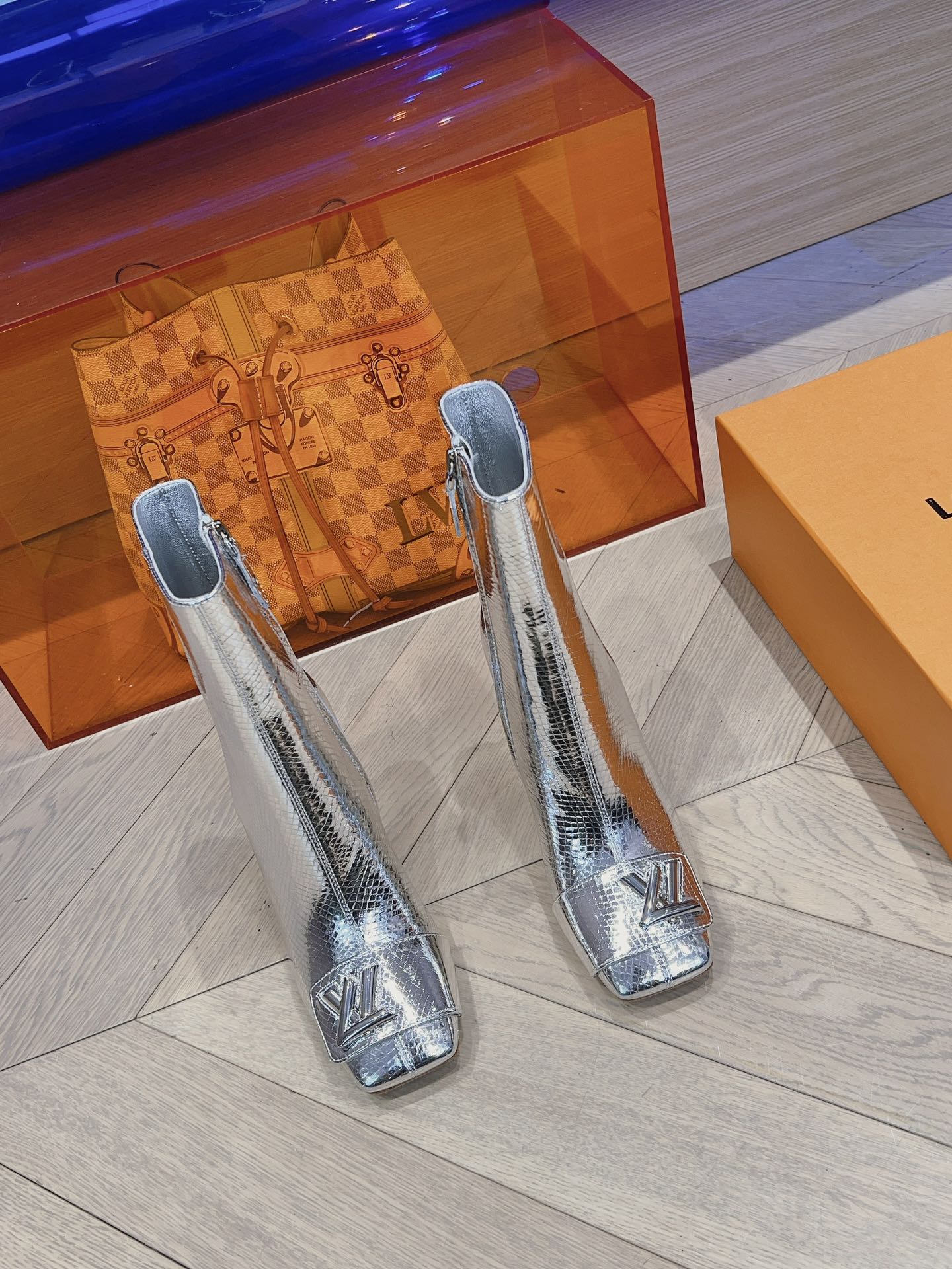Новинка сезона осень/зима 2023 от LV - Ботильоны с подиума - Ботильоны на массивном высоком каблуке - Серебристые