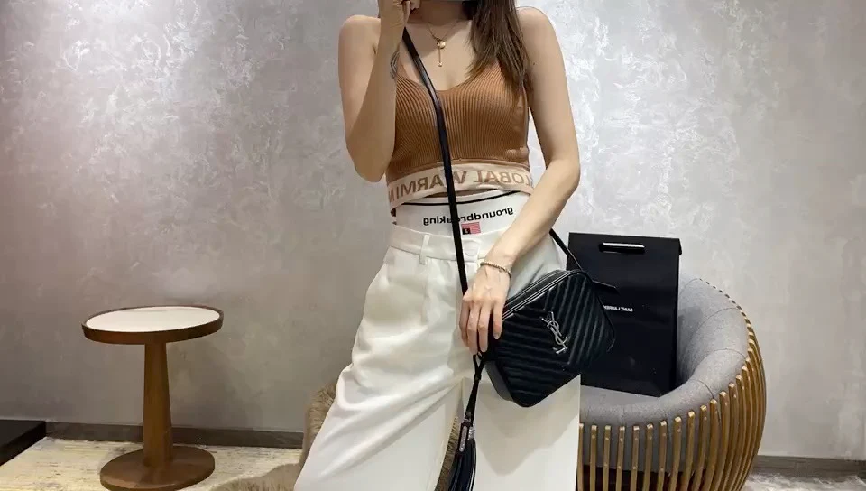 Фотосумка YSL Lou Bag — черная с серебристой фурнитурой.