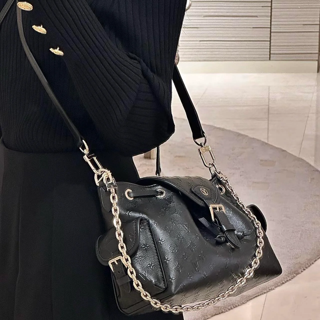 Сумка LV-m25554-odyssee — черная с акцентами из светлого золота.