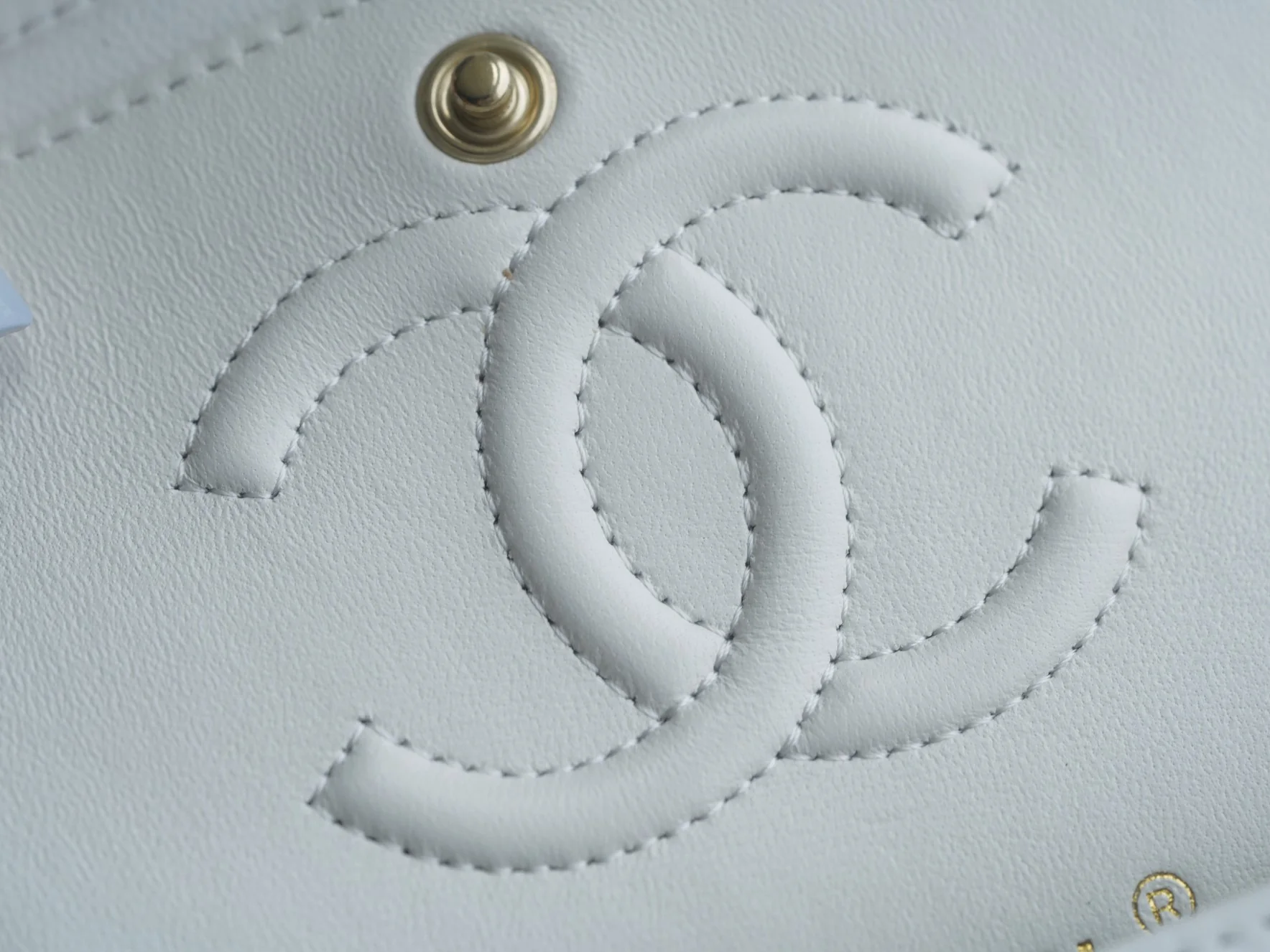 Классическая сумка Chanel с клапаном - белая.