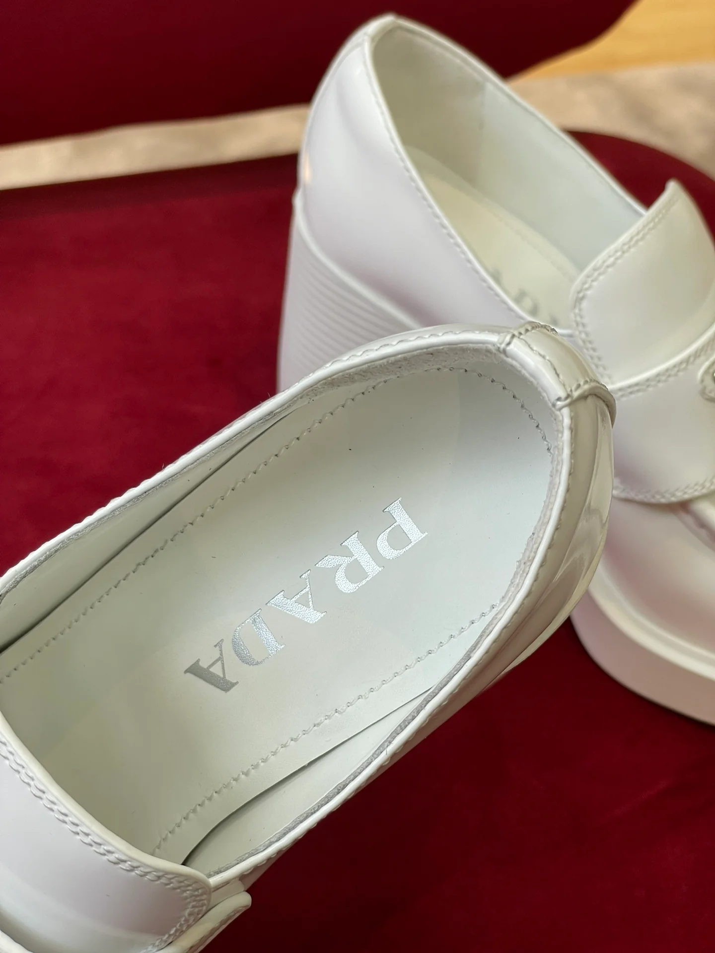 Лоферы Prada 2024, 7-5 см, белые.