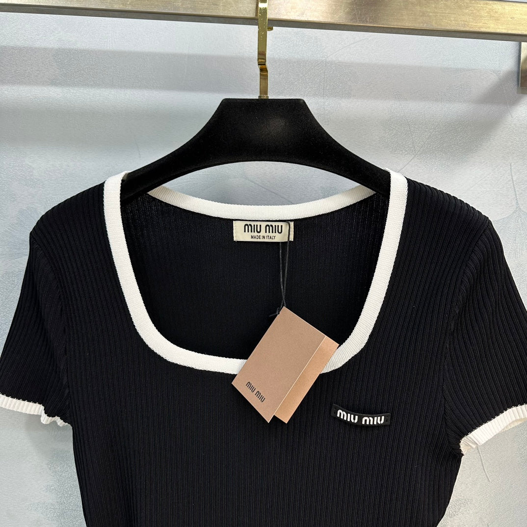 Miu Miu - 2404 - Весна 2024, шелково-хлопковый топ с U-образным вырезом и короткими рукавами.