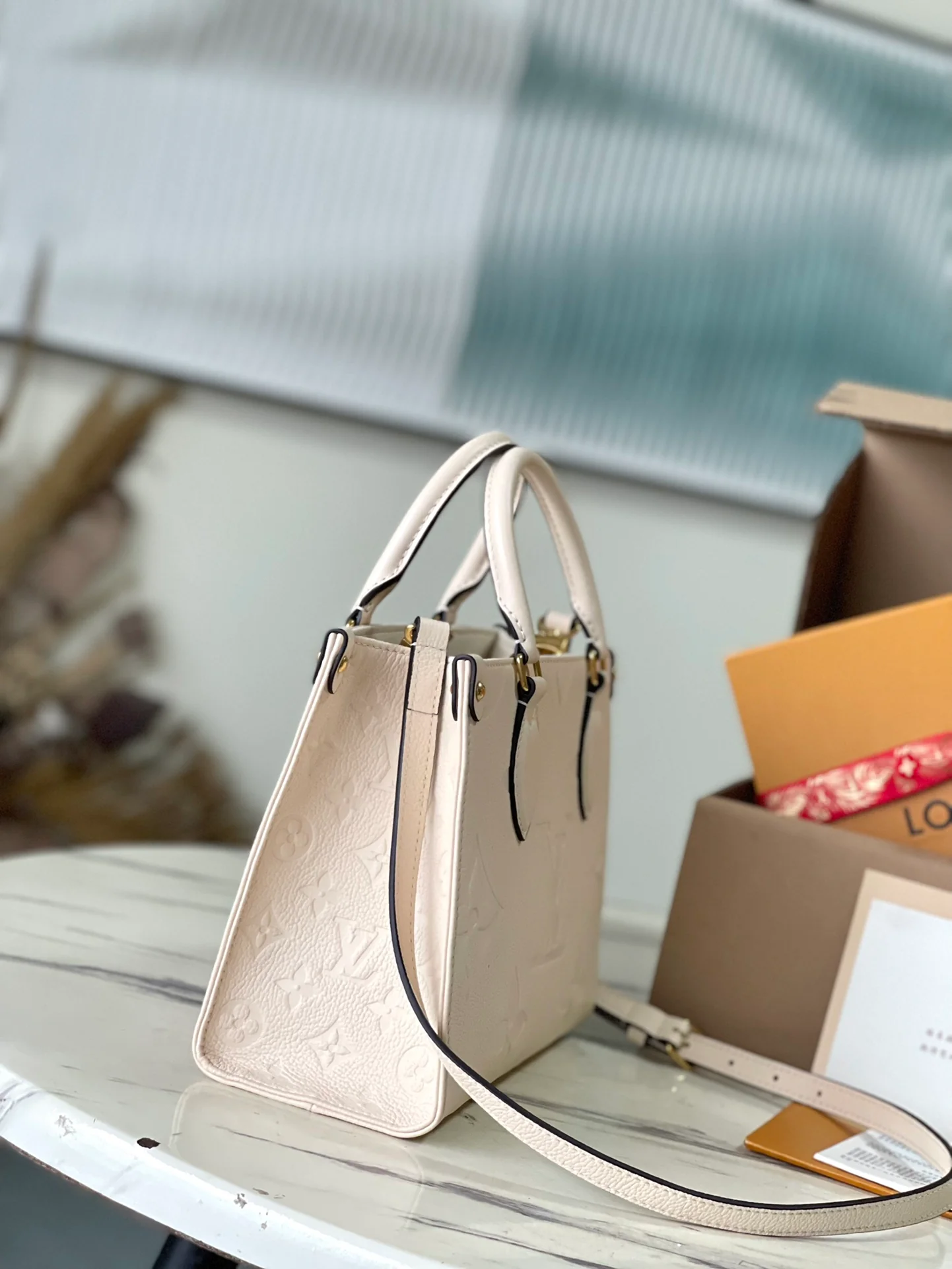 m46569-LV-onthego-pm-off-white