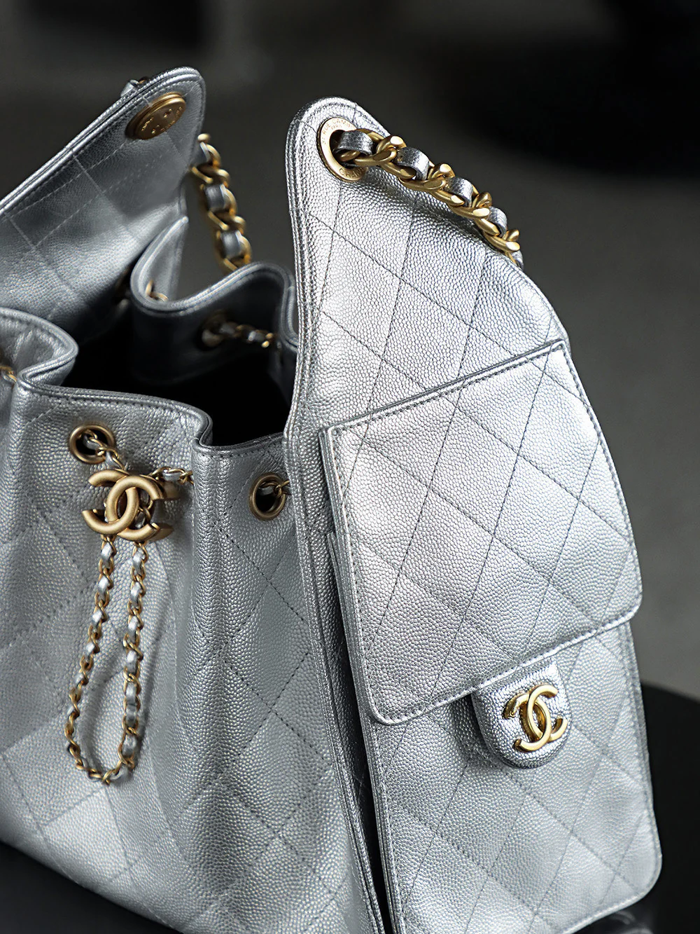 Сумка-хобо Chanel 25c Hippie, серебристая, маленькая, с золотой пряжкой.