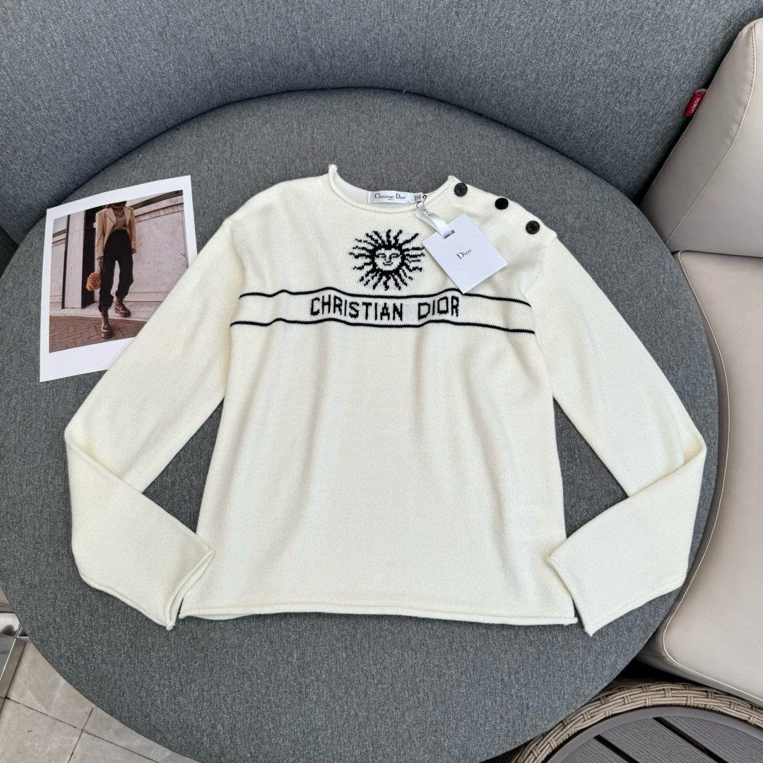 Новая коллекция Dior весна/лето 2024: свитер с жаккардовой отделкой и логотипом Sun God на плече и пуговицах.