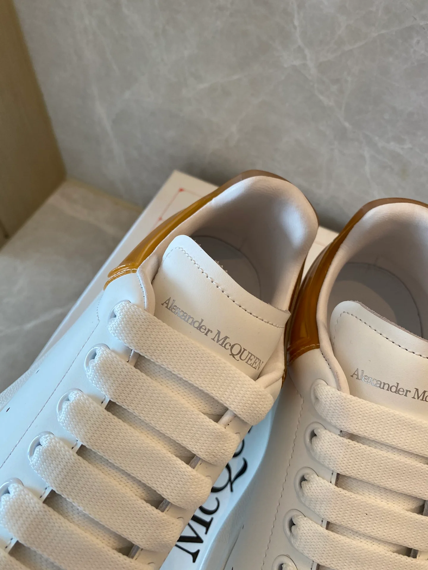 Классические белые кроссовки McQueen - на каблуке-резинке - оранжевые