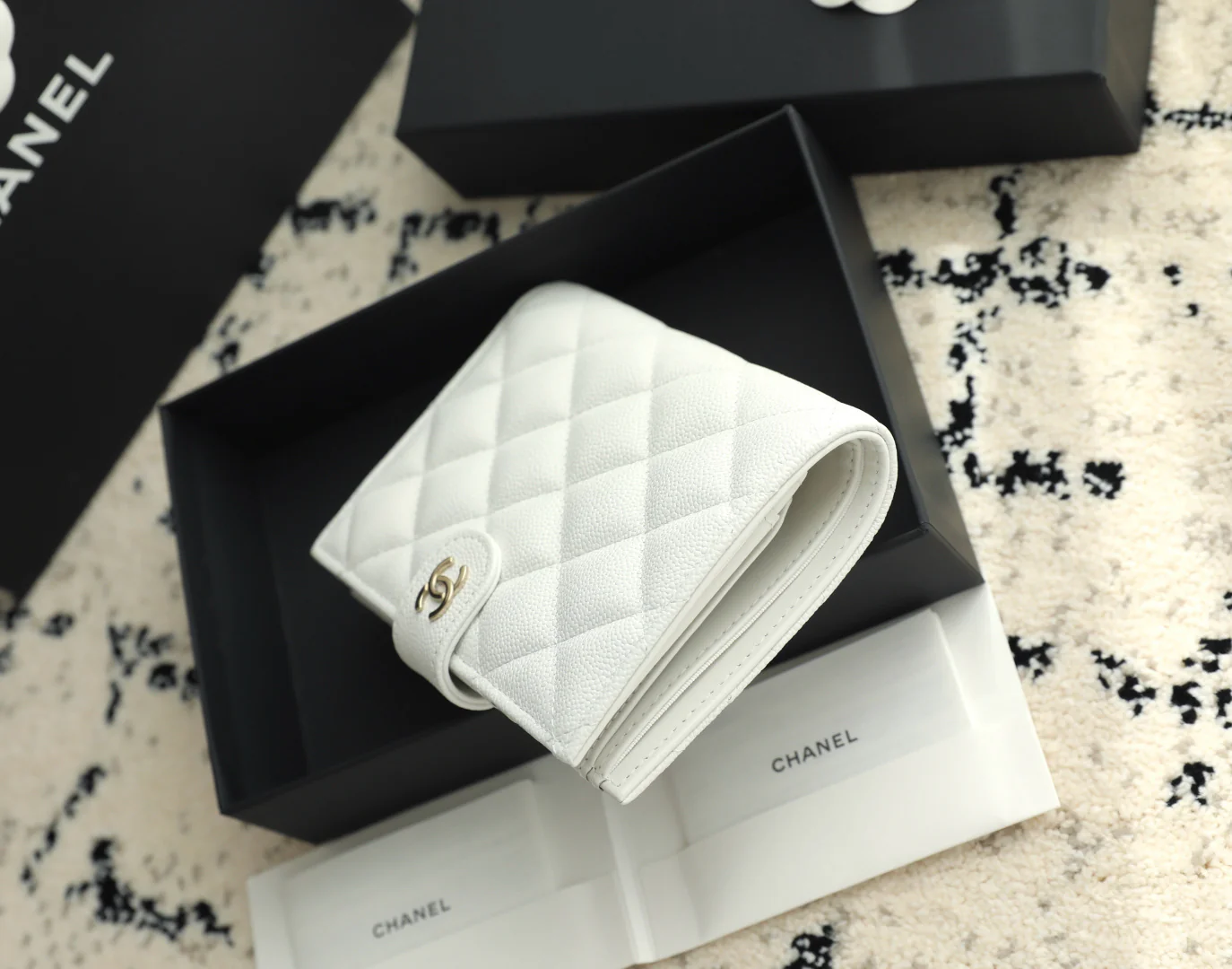 Chanel - телячья кожа 25 карат с пряжкой из белого и светлого золота.