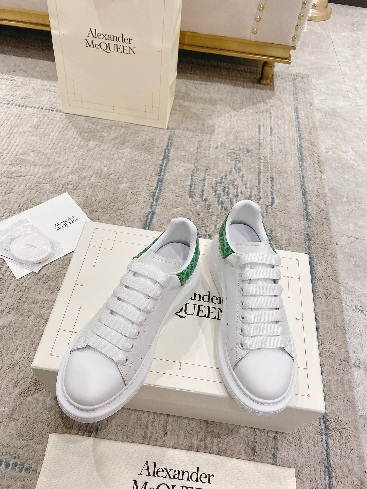McQueen - Классические белые кроссовки - Зеленый верх